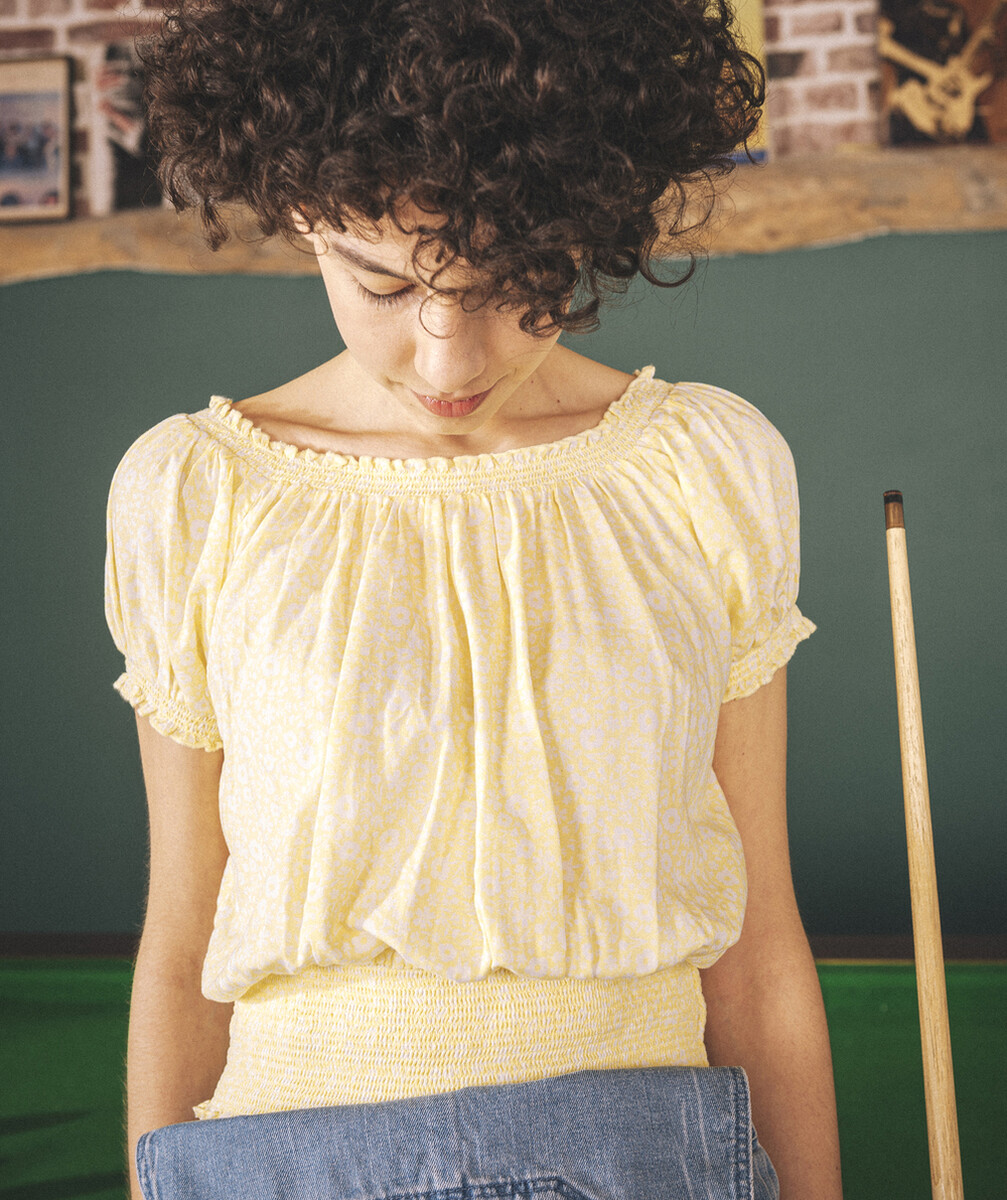 LE T-SHIRT JAUNE FLEURI EN VISCOSE AU COL BATEAU