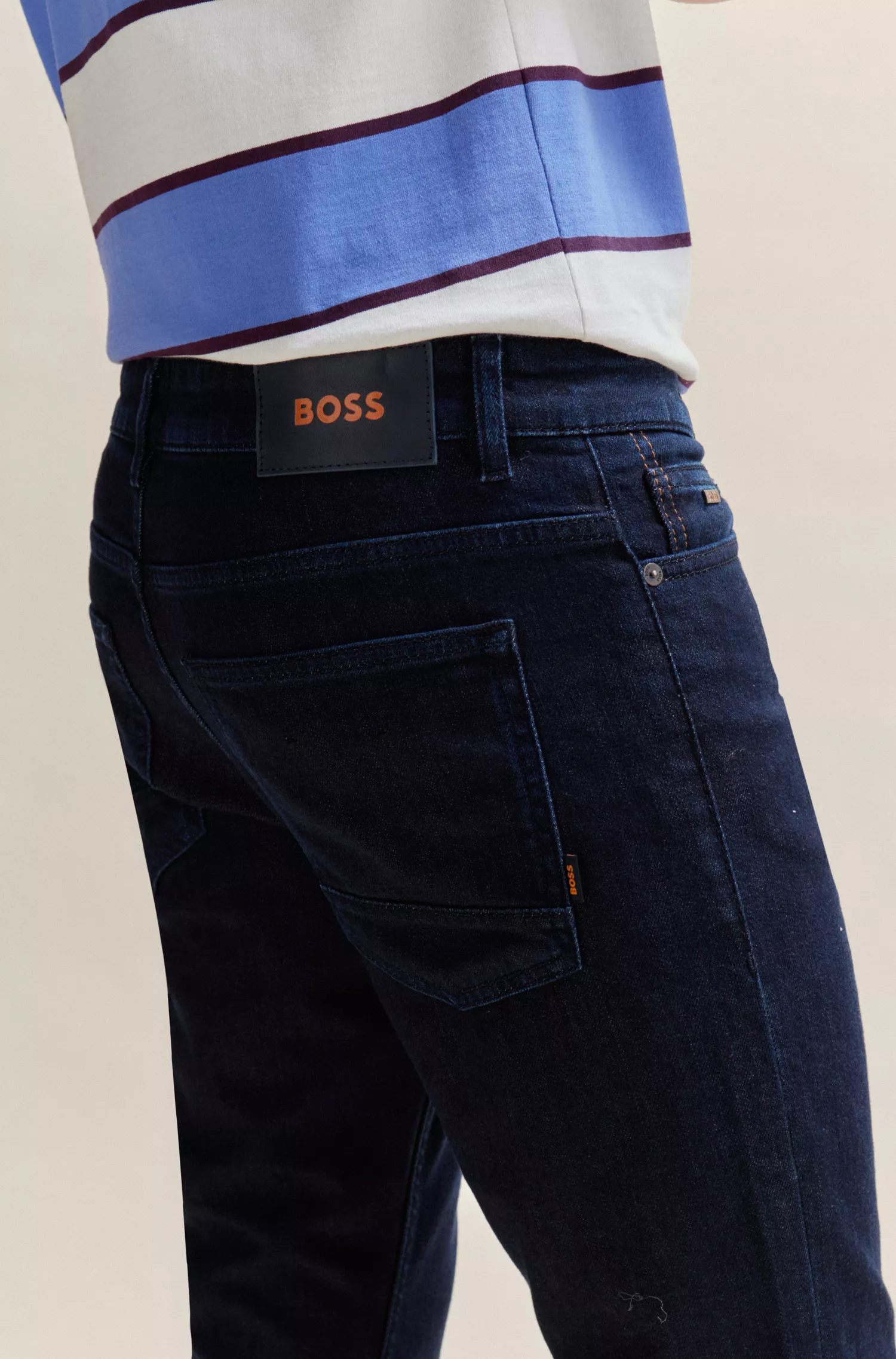 Calça jeans BOSS laranja, corte slim, em denim azul com elasticidade confortável.