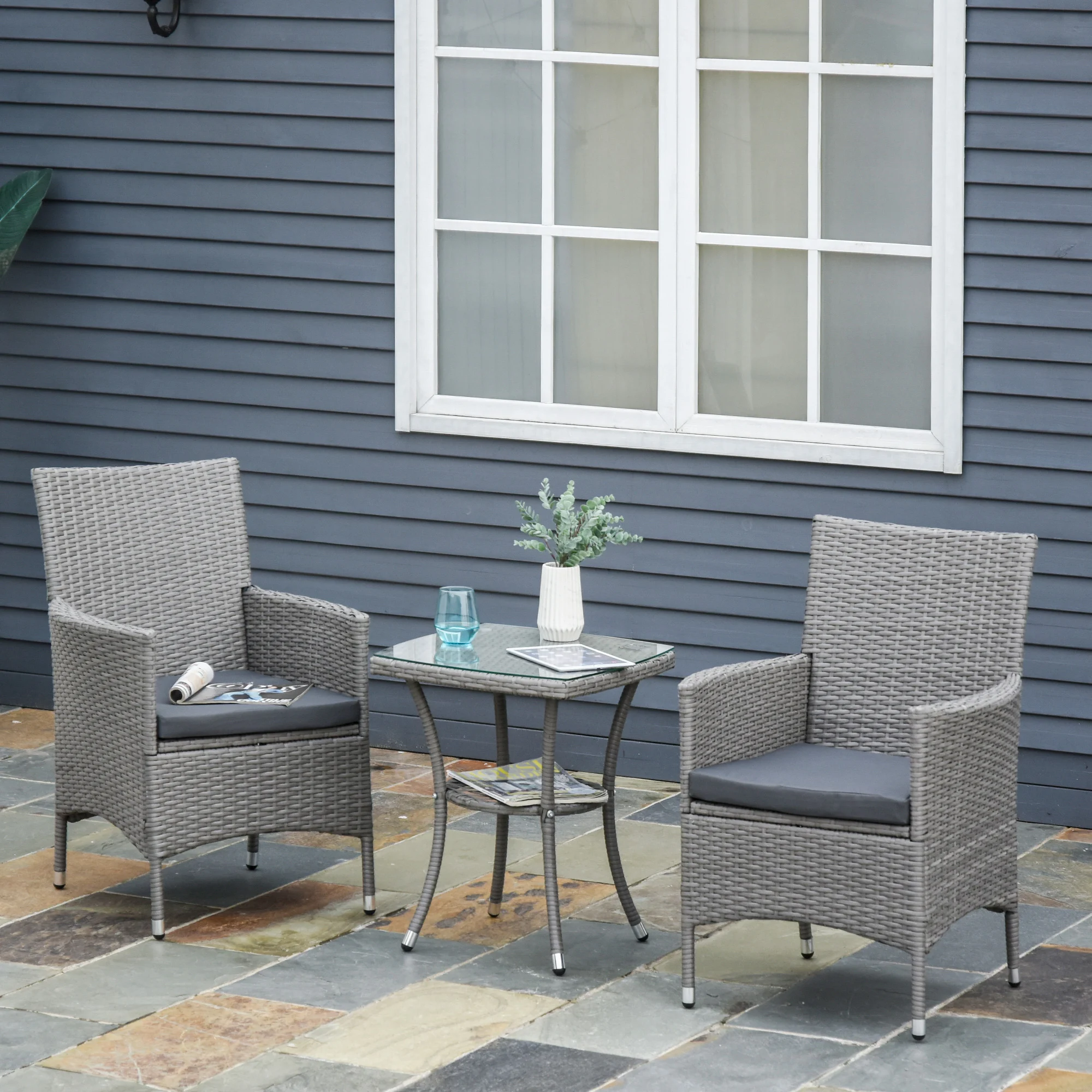 Conjunto de Móveis de Jardim Outsunny, em Rattan, Inclui 1 Mesa e 2 Poltronas com Almofadas, Estrutura Metálica para Terraço e Pátio, Cinza