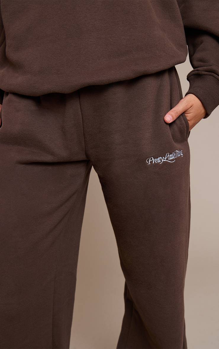 Marron Prettylittlething Pantalon De Jogging Droit En Molleton De Coton