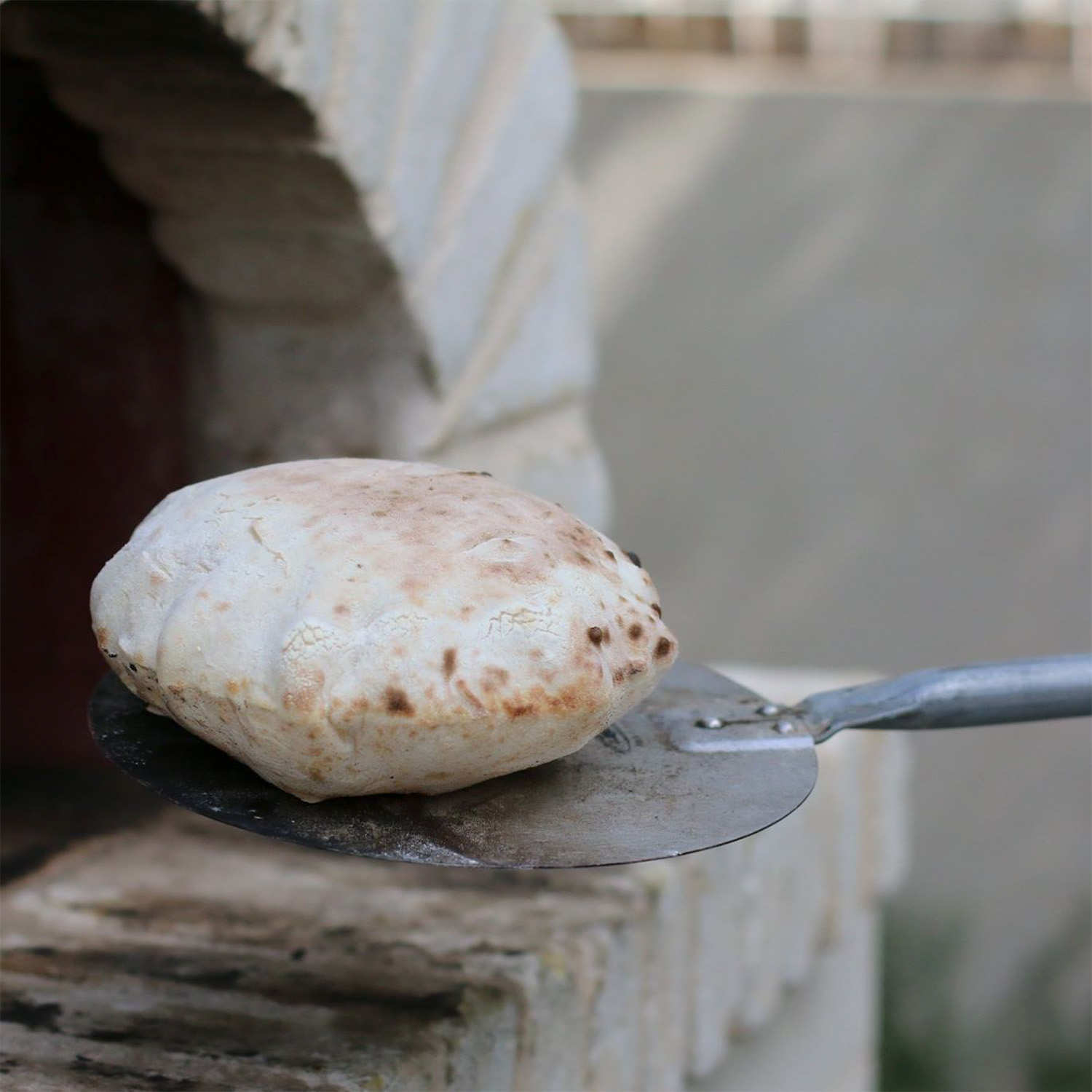 Petite pelle à pizza à retourner en acier aluminisé diamètre 20cm manche 120cm
