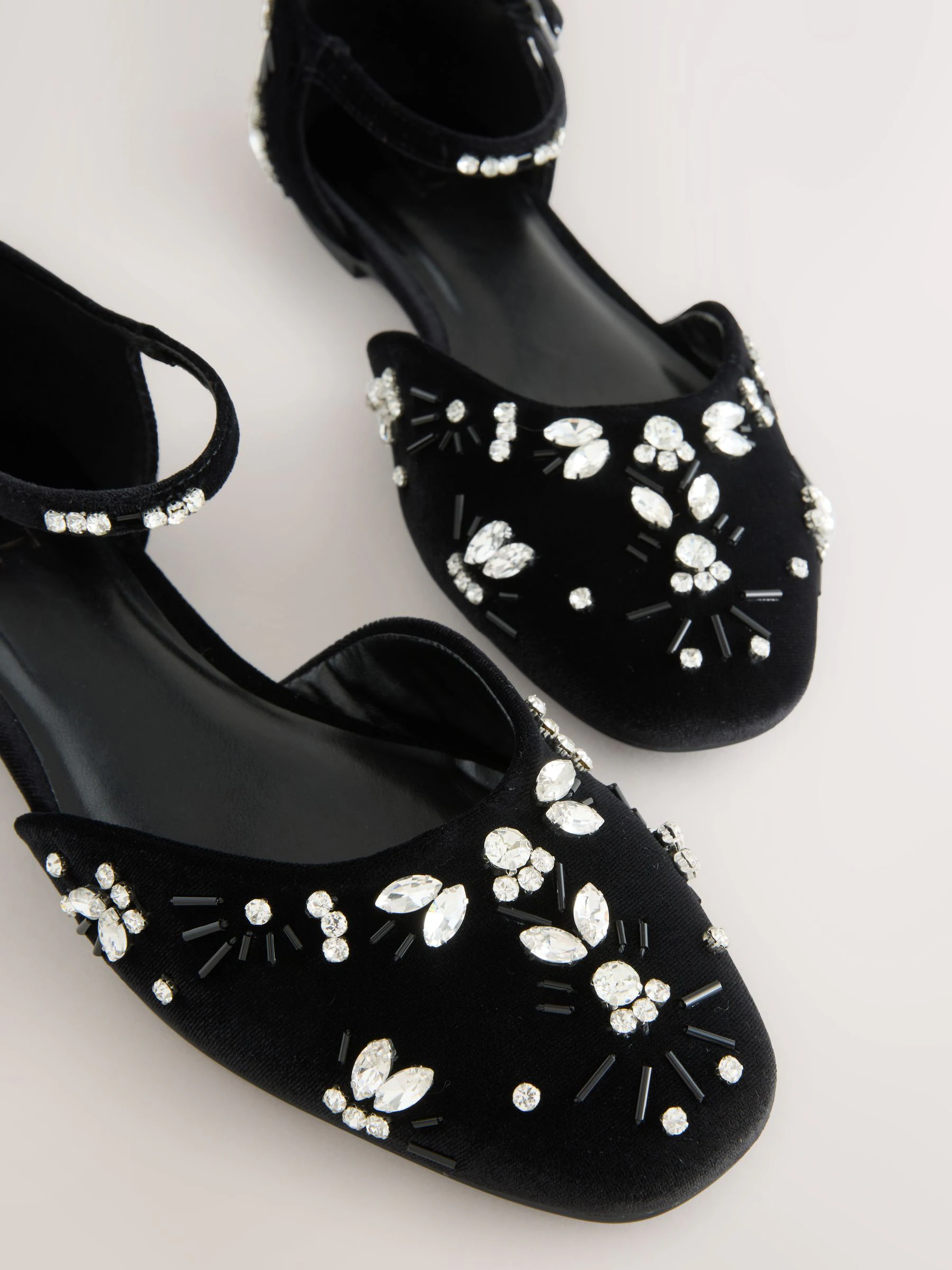Zwart - Forever Comfort® Velvet Embellished Two Part Closed Toe Shoes