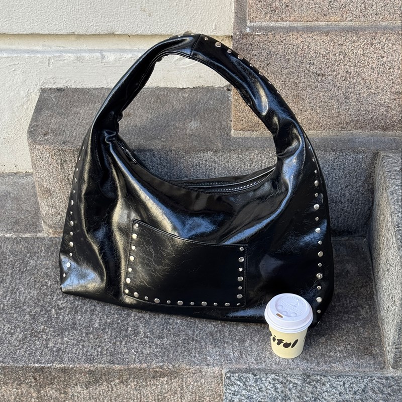 PITAYA<br>Skuldertaske Ella stud bag