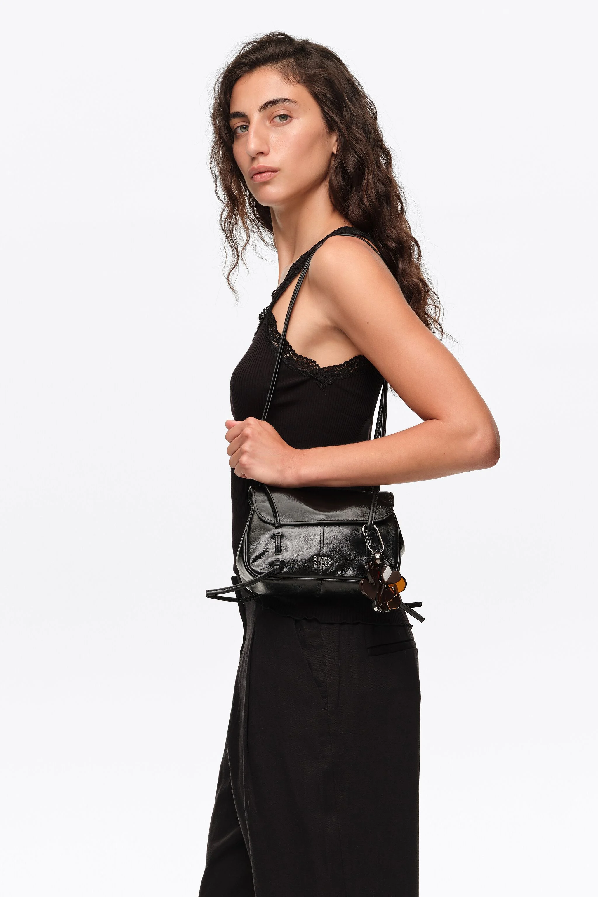 Bolsa mini de couro preta com aba