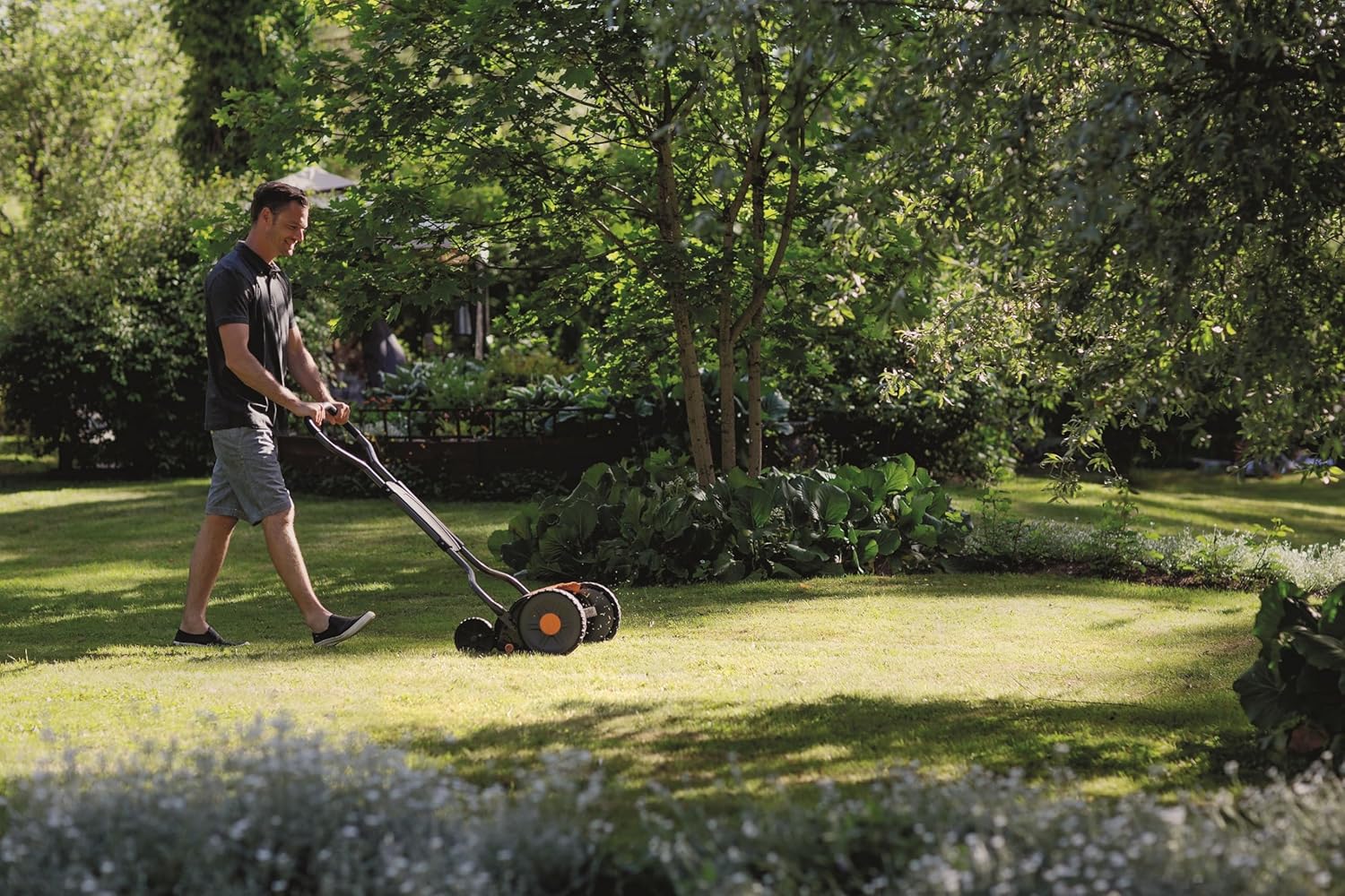 Fiskars Spindelmäher, Rasenmäher mit berührungslosem Schneidesystem, Schnittbreite: 43 cm, StaySharp Plus, Schwarz/Orange/Silber, 1015649