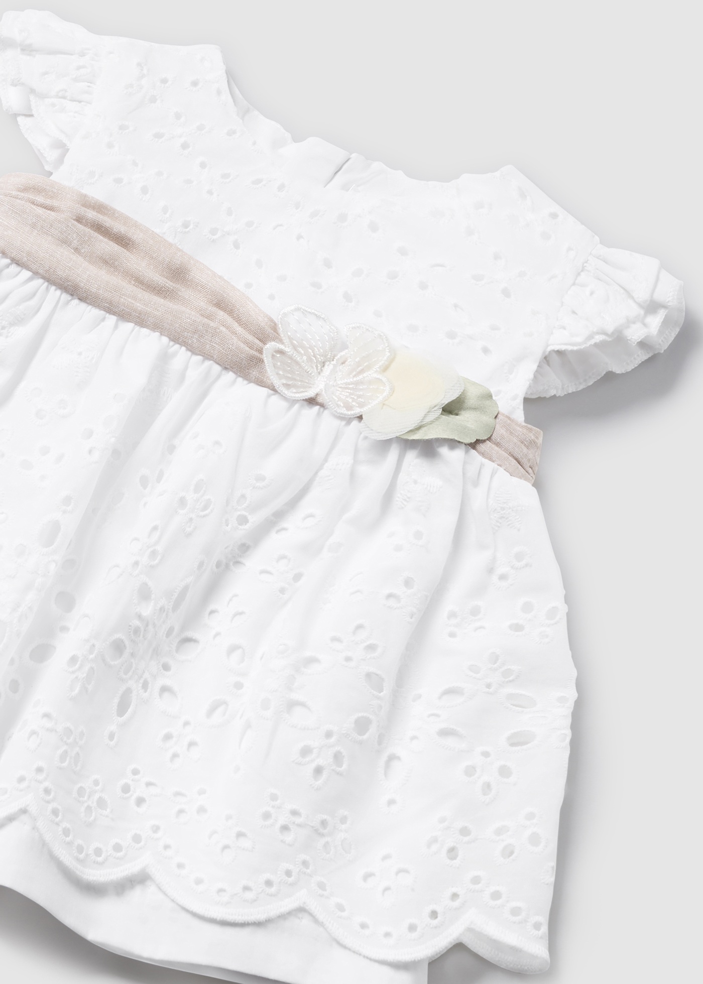 Vestido perfurado nude para recém-nascido da Better Cotton