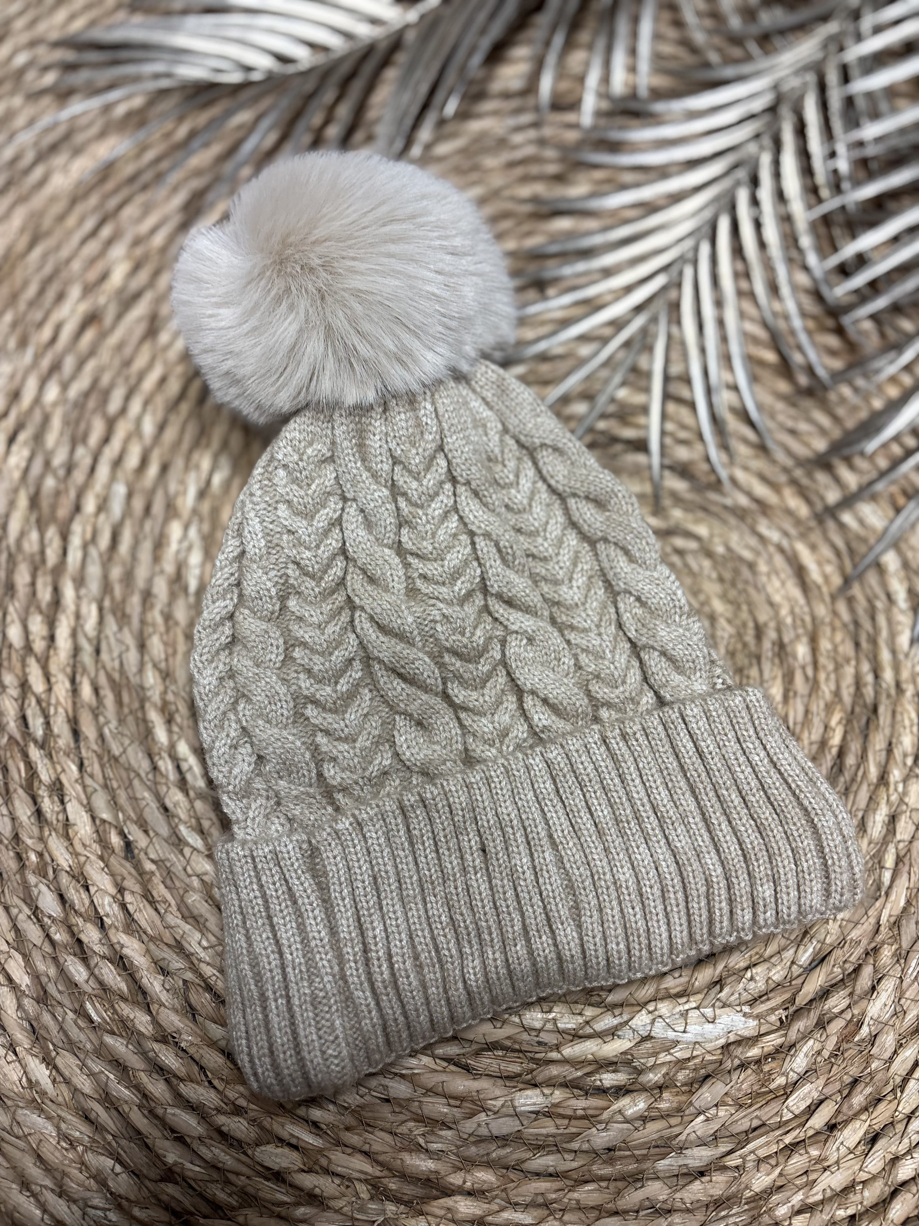 Kabel Muts Met Pom Beige