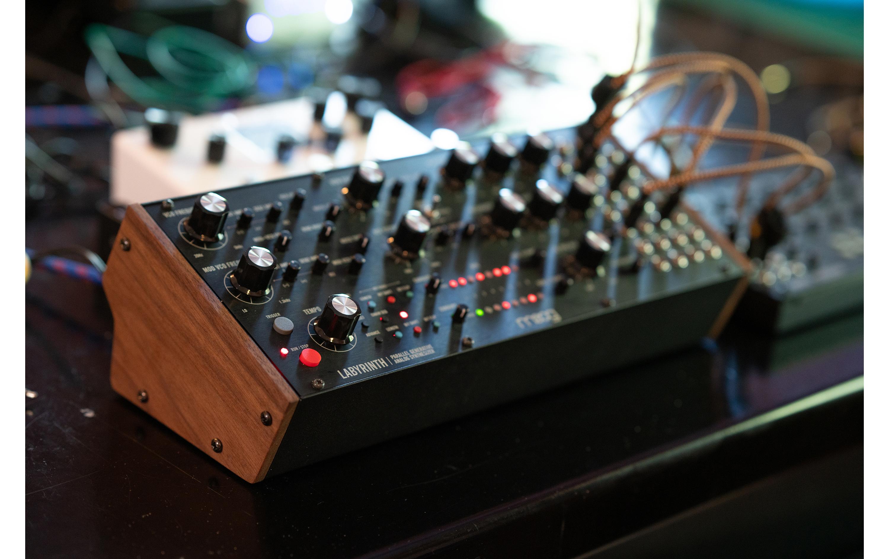 Synthesizer Labyrinth<br>Paralleler generativer Analogsynthesizer