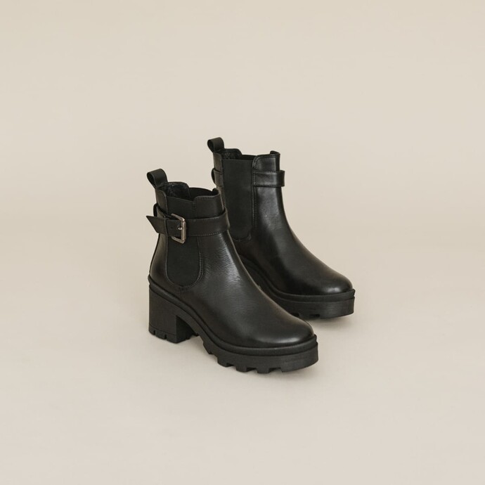 Bottines à boucles et semelles crantées  en cuir noir