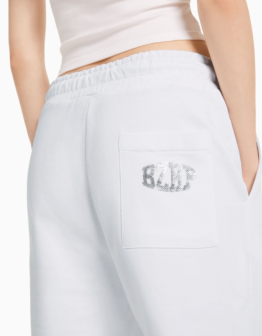 Bermuda de pelúcia BERSHKA com estampa BIZARRAP