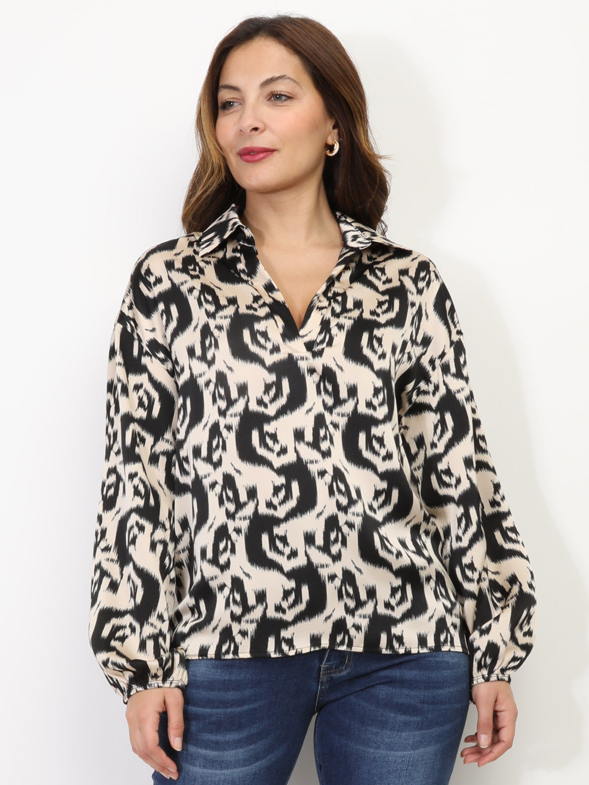 Blouse satinée à motif abstrait- Noir