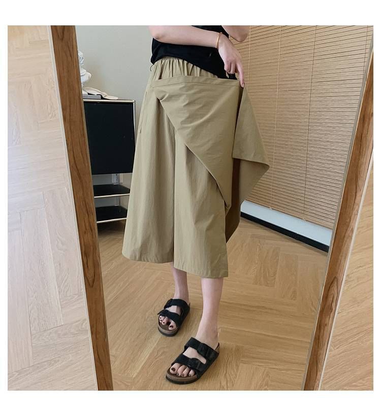 Lewwe - Effen asymmetrische capribroek met elastische taille en wijde pijpen
