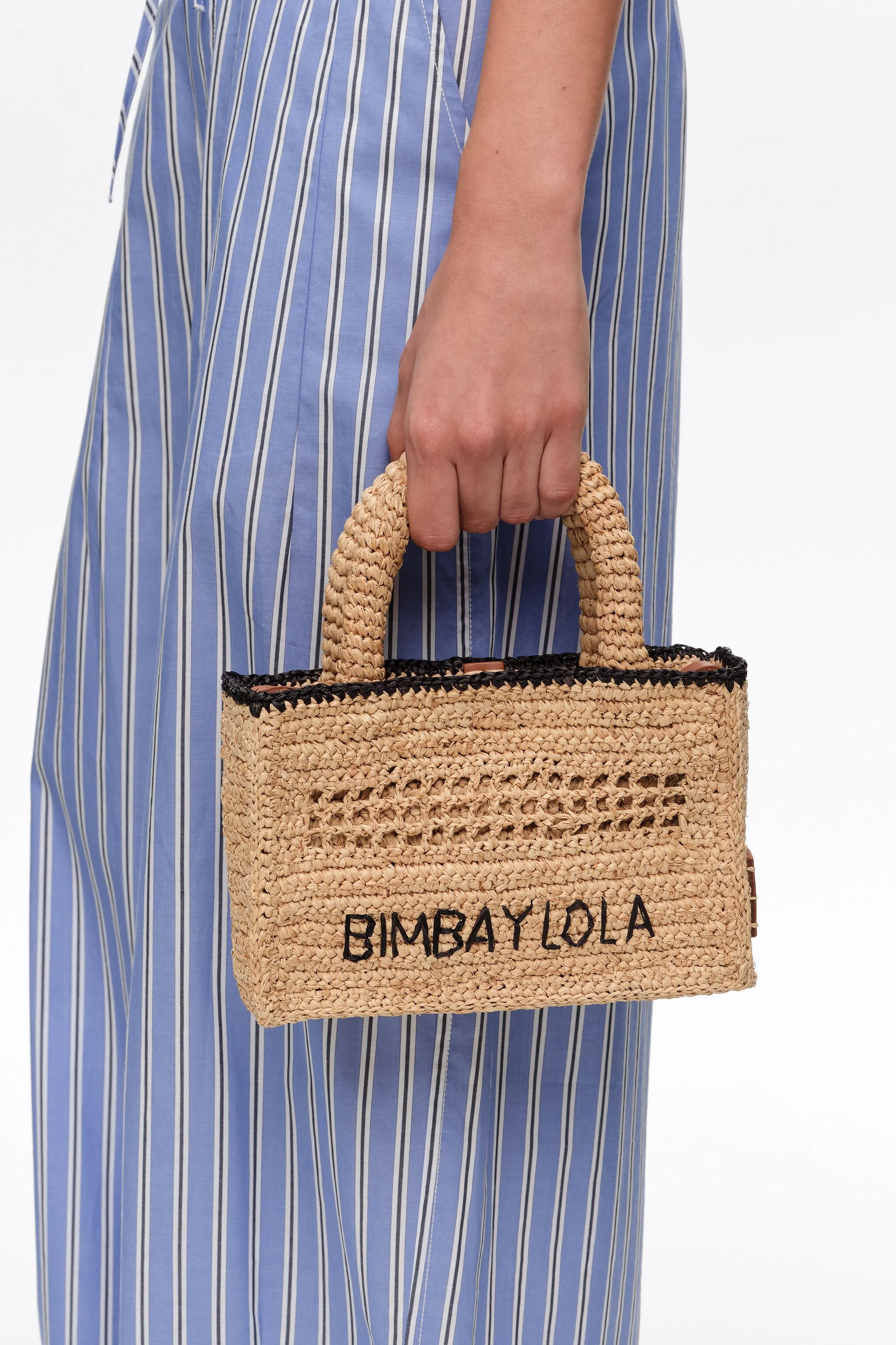 Bolsa pequena trançada em ráfia natural