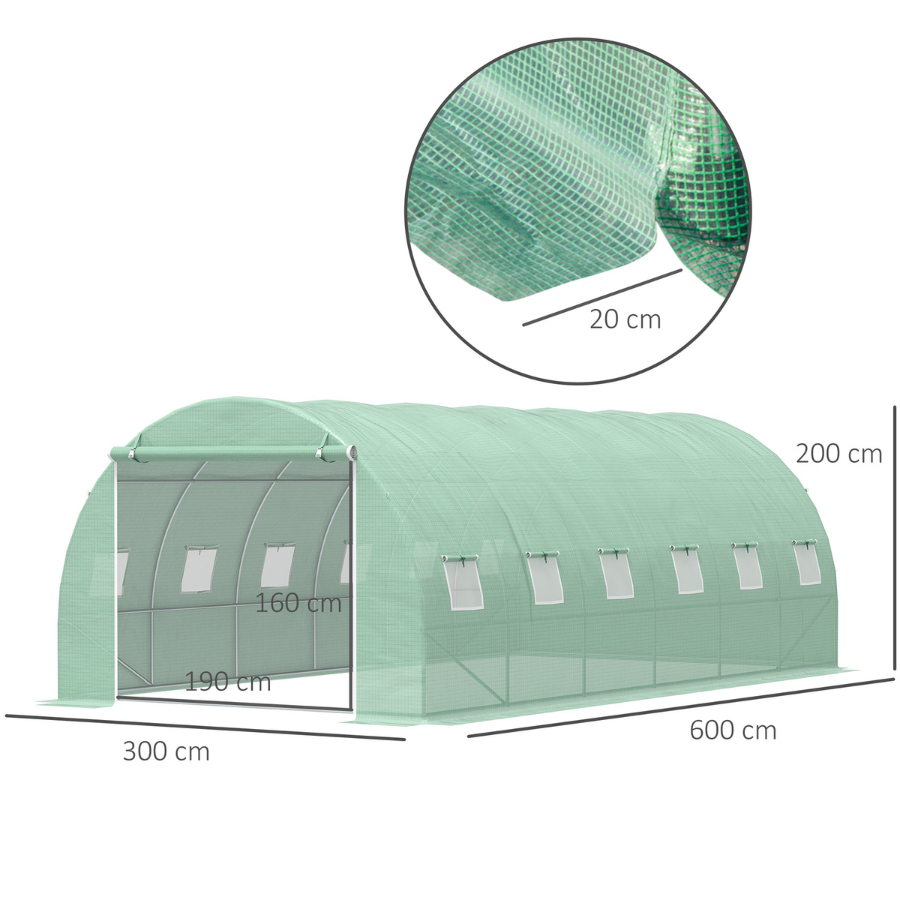 Estufa e túnel para cultivo em jardins verdes.
