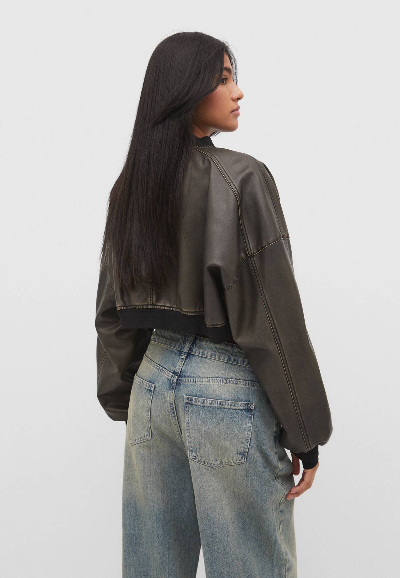 Jaqueta bomber cropped desbotada em couro sintético
