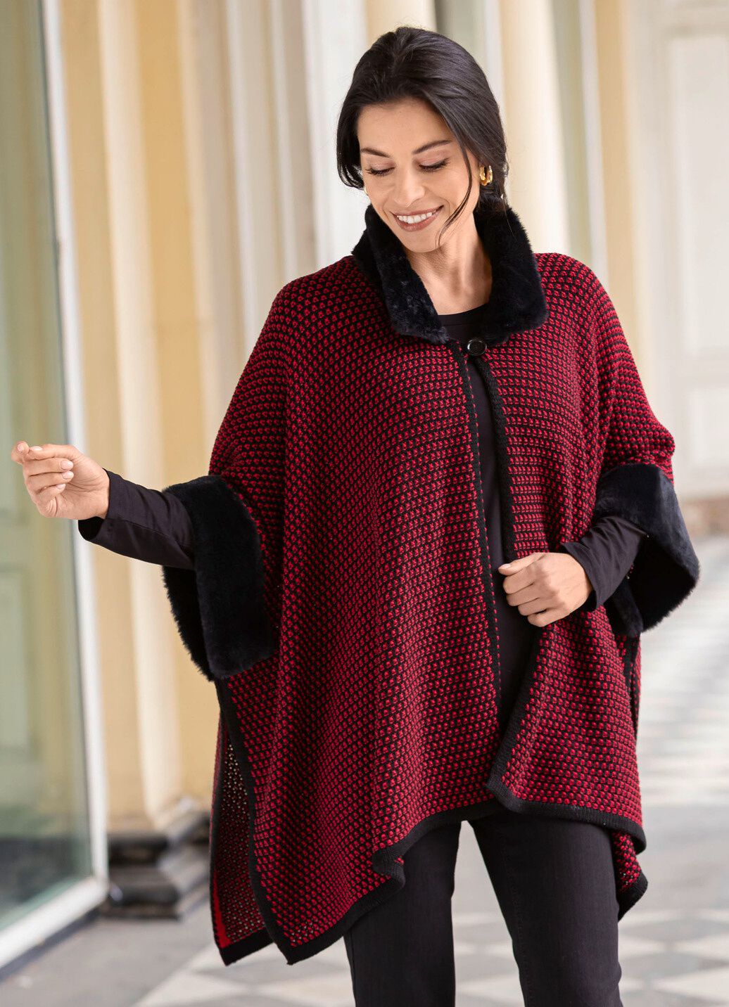 Poncho mit Kunstpelzbesätzen