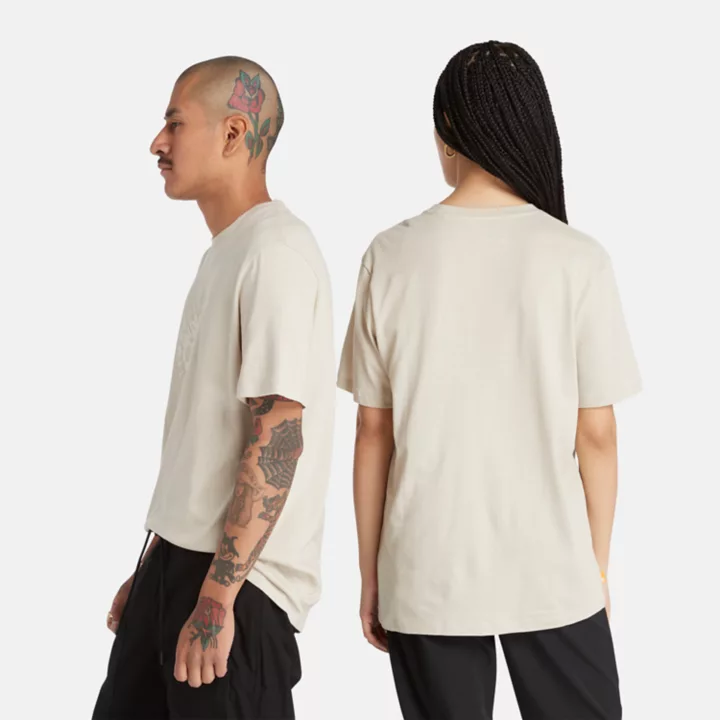 Camiseta Tencel x Refibra com estampa do logo na cor bege.