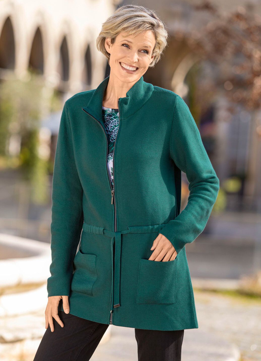 Strickjacke mit Bindeband zur Weitenregulierung