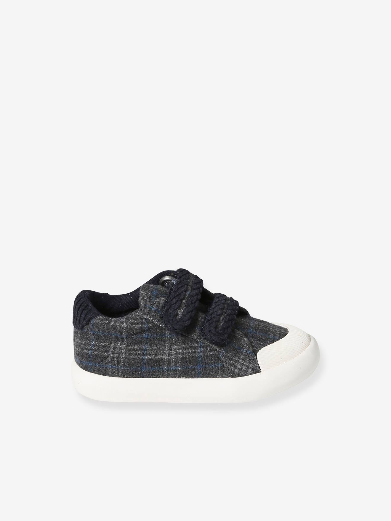 Tênis de lona infantil com fecho de velcro, xadrez cinza.