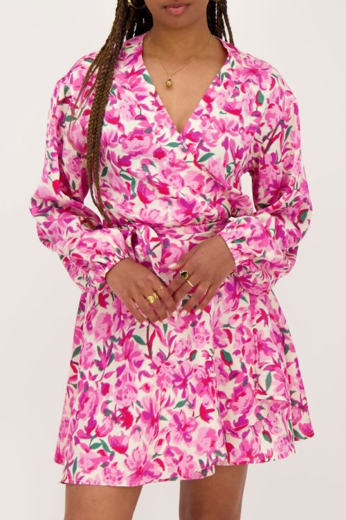 Witte wikkeljurk met roze bloemenprint