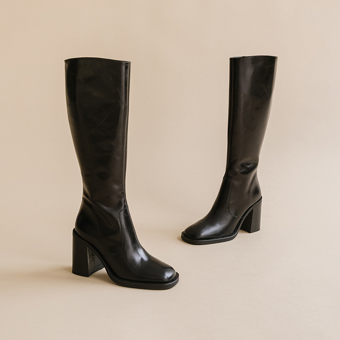 Bottes à talons et bouts carrés  en cuir noir