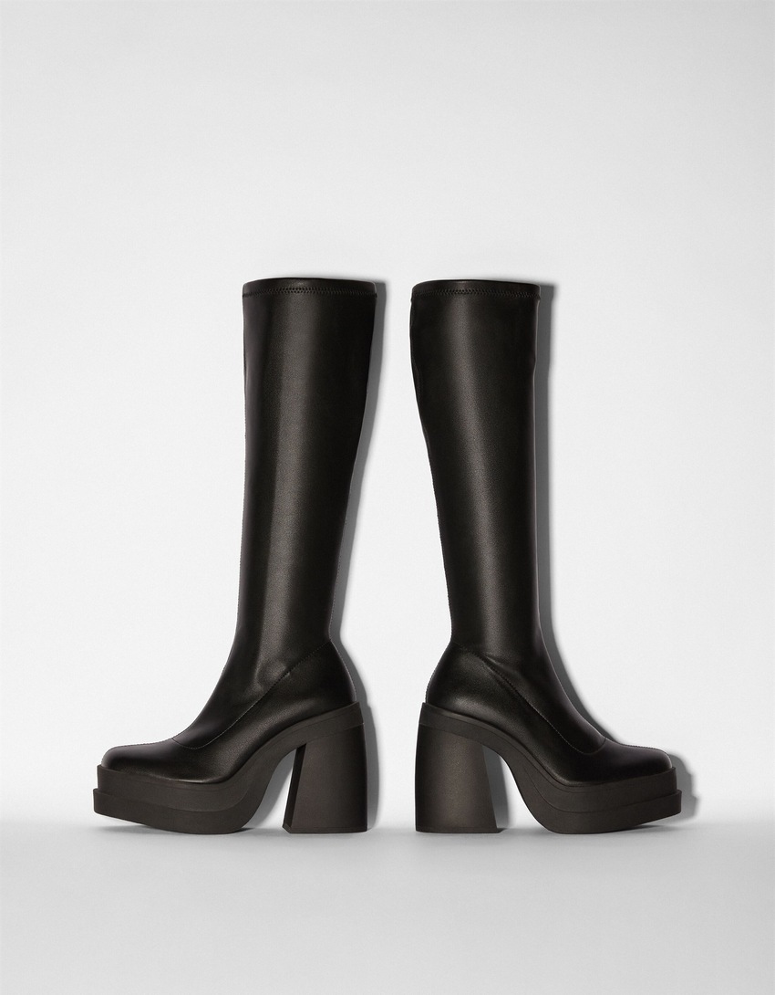 Botas de cano curto com plataforma e salto alto.