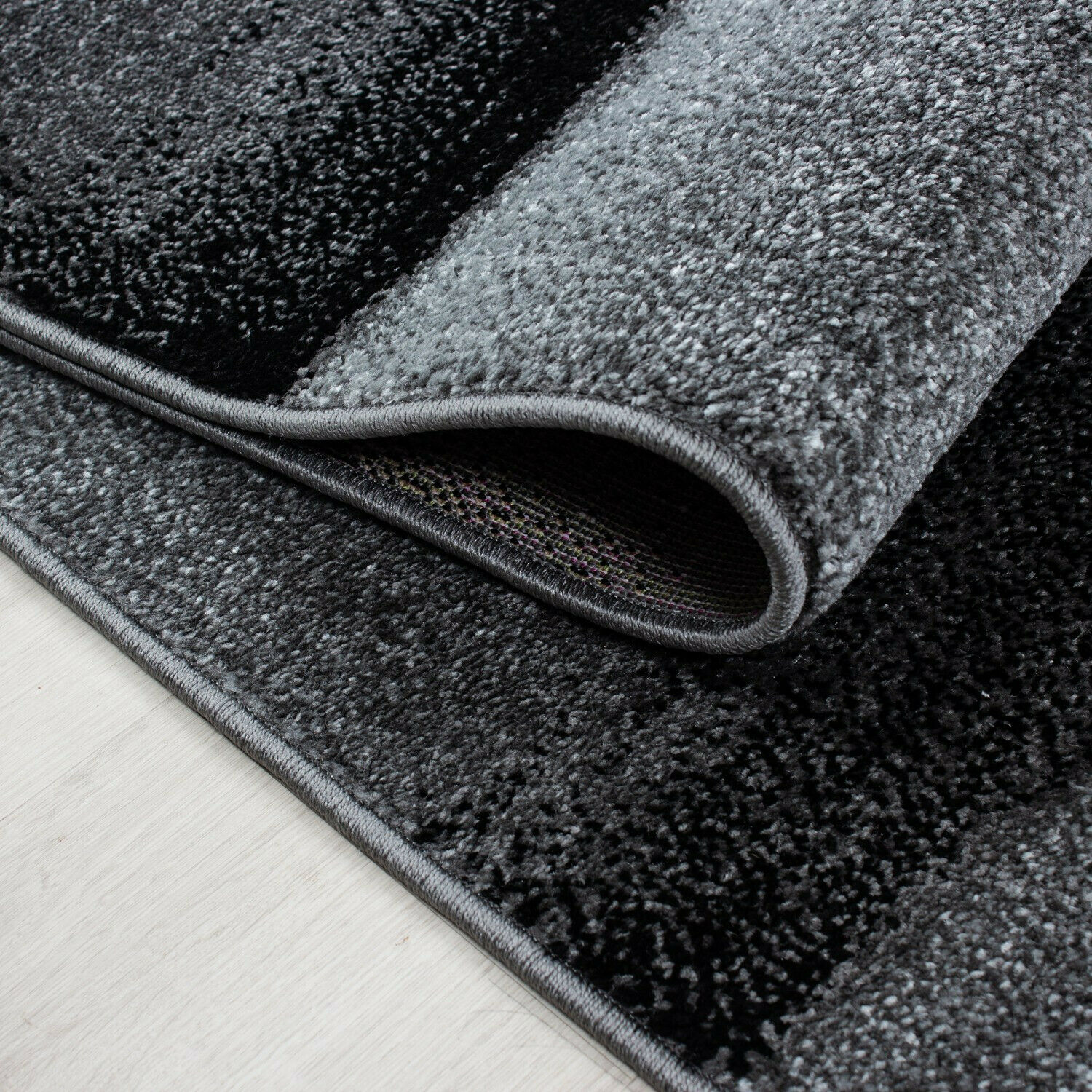 Stilvoller Designer-Kurzflorteppich mit Wellenmuster in Schwarz und Grau