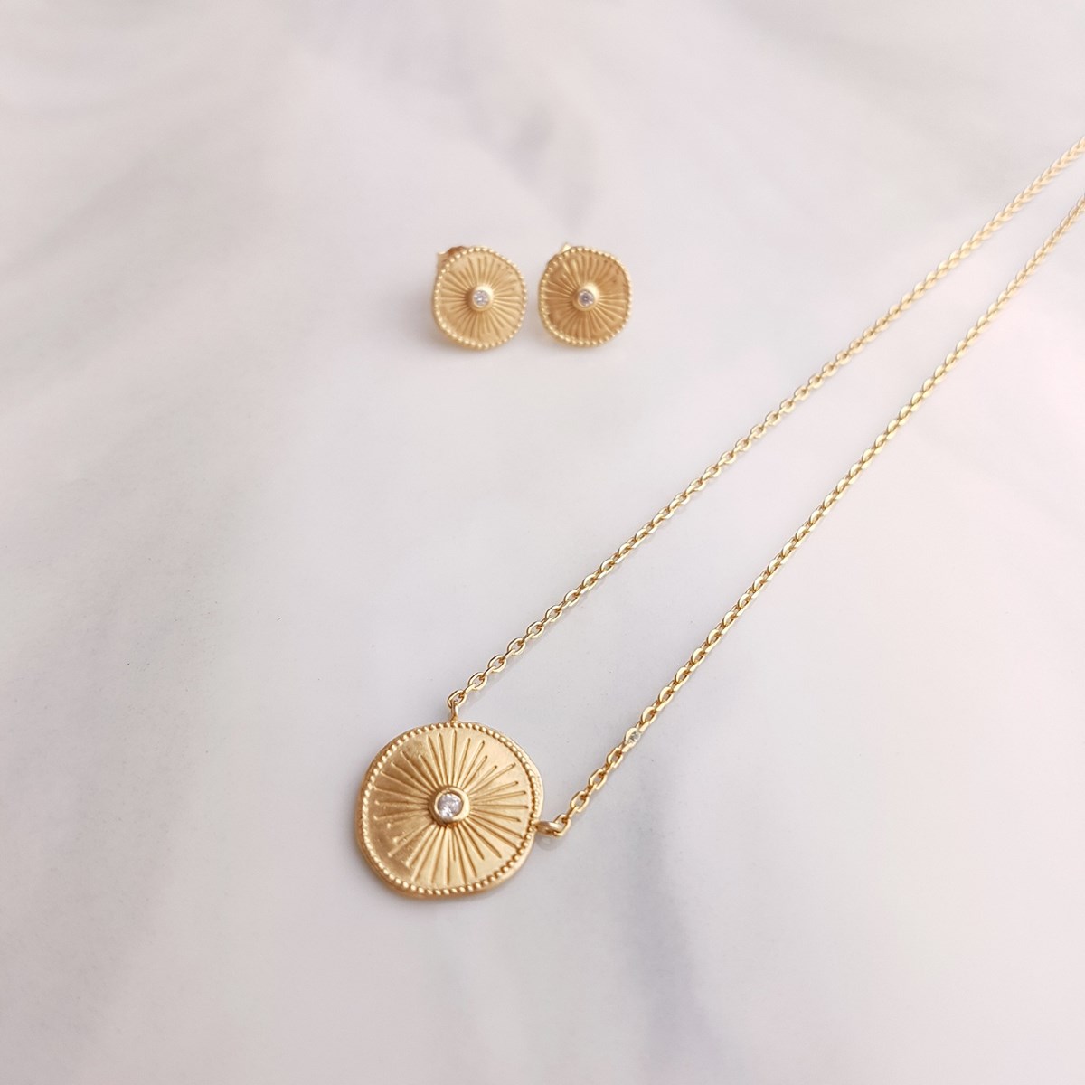 Collier Fin Plaqué Or Tendance Medaillon Piece Pierre Precieuse Strass