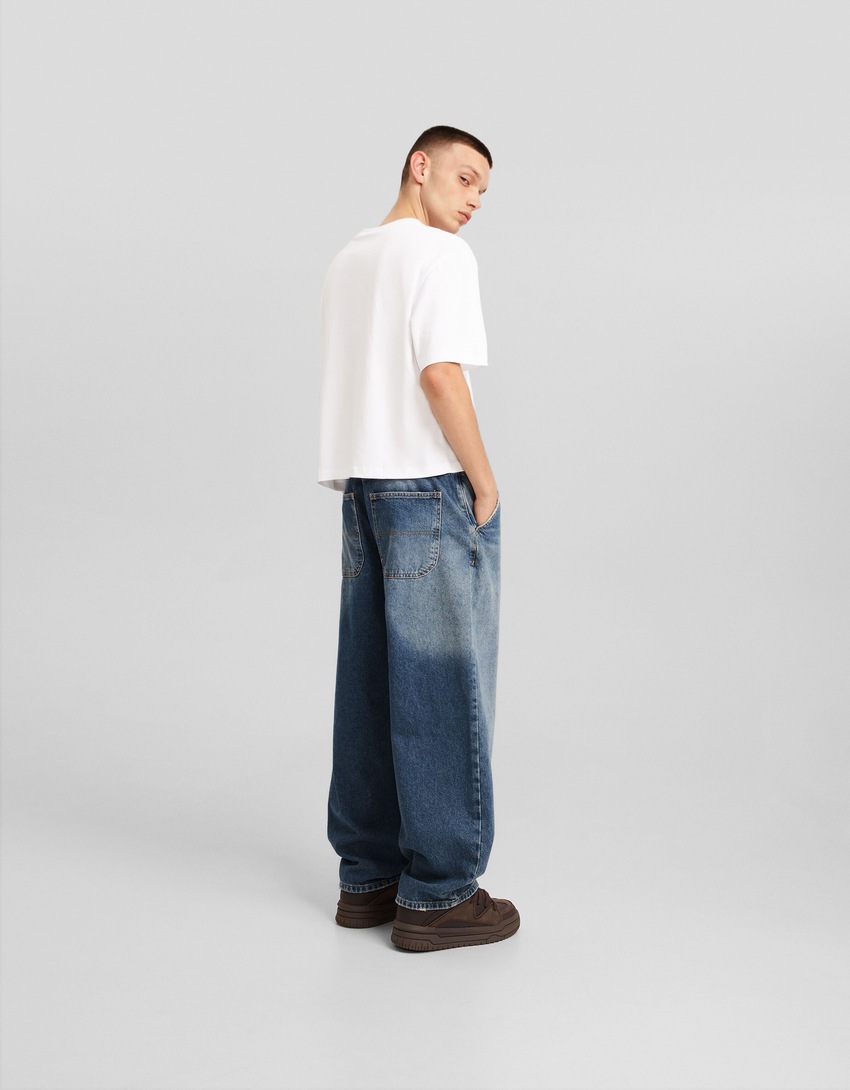 calça jeans estilo skater com efeito desbotado