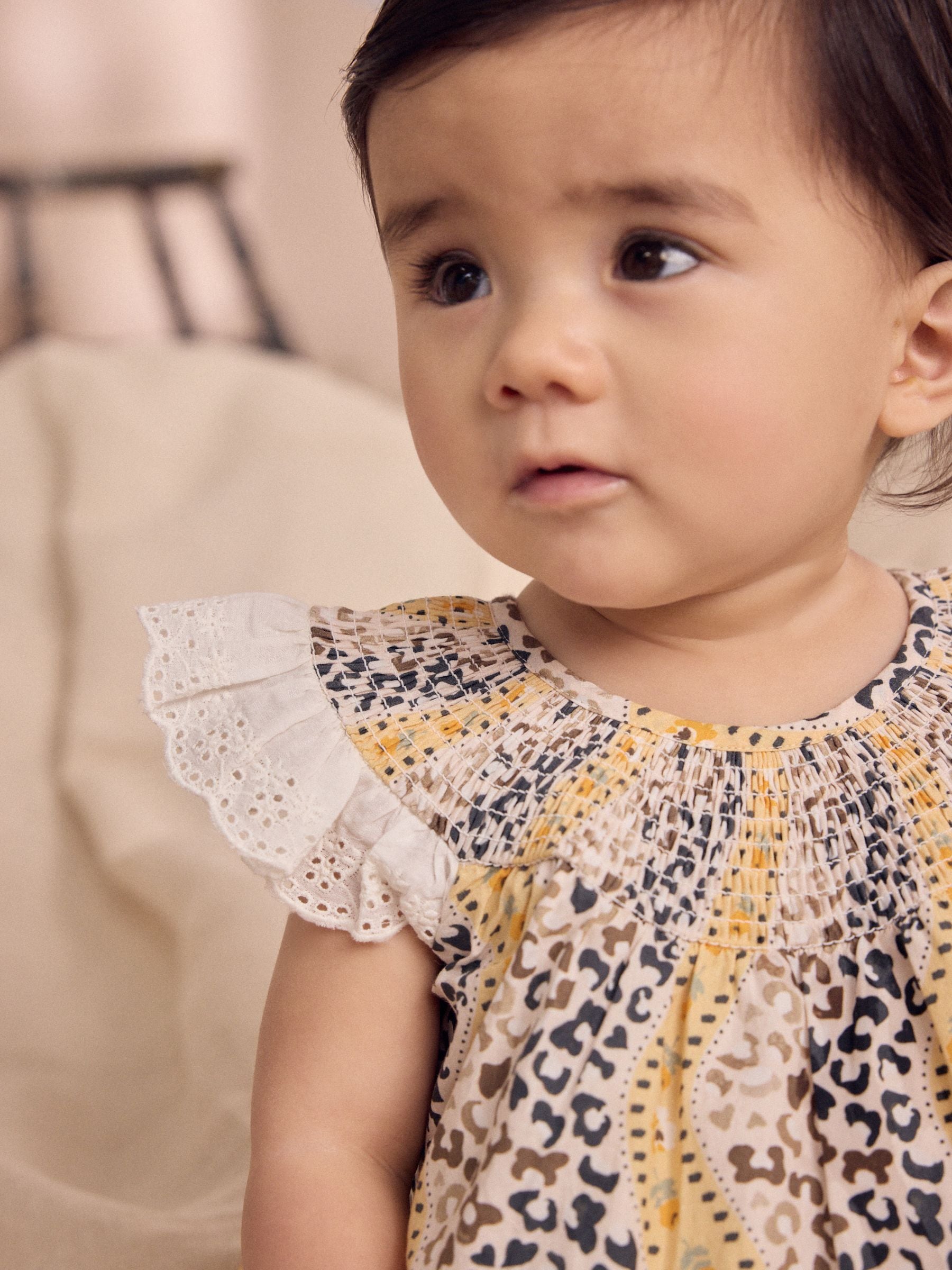 Bruin met patroon - Cath Kidston 100% katoenen babyrompertje met print en broderie