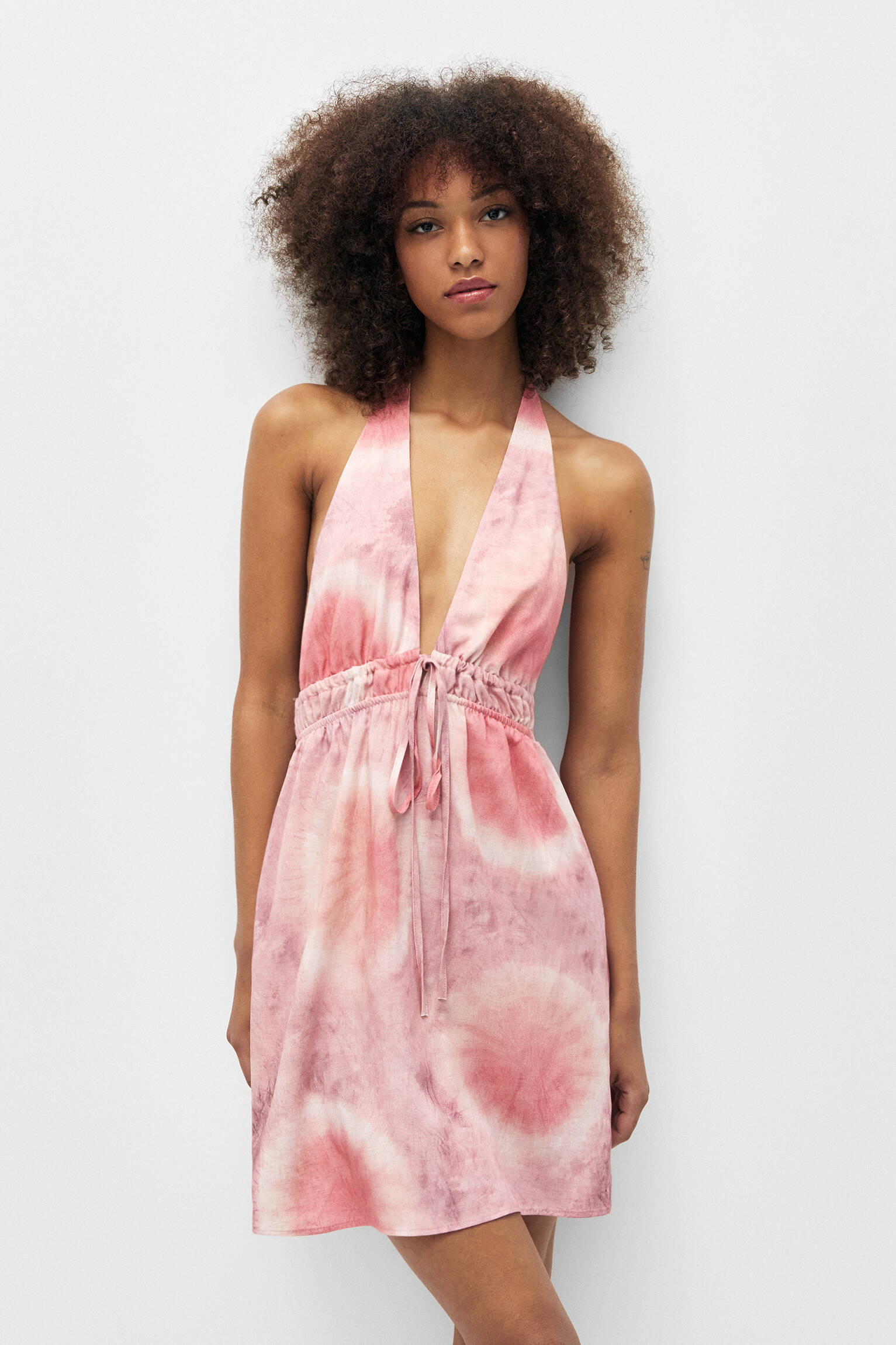 VESTIDO CURTO COM DECOTE ALÇA NO PÉ - ROSA