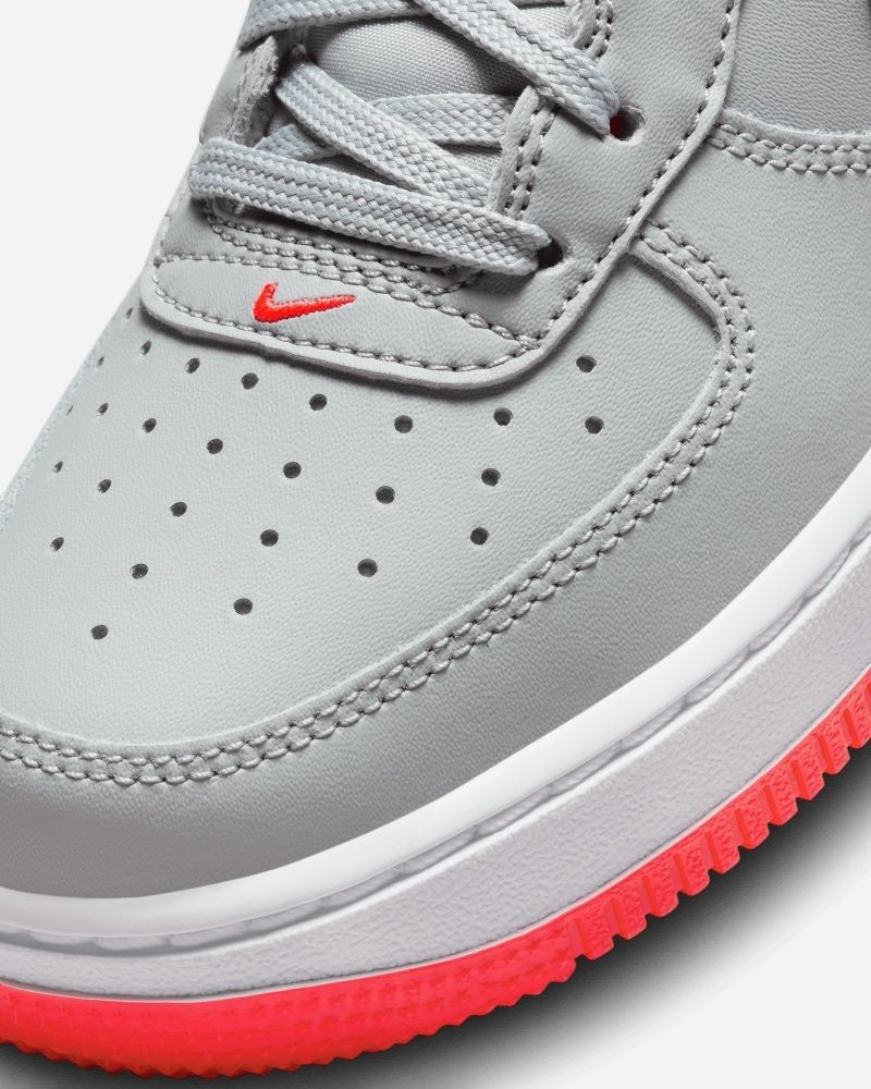 Chaussures Nike Air Force 1 Gris & Rouge pour enfant