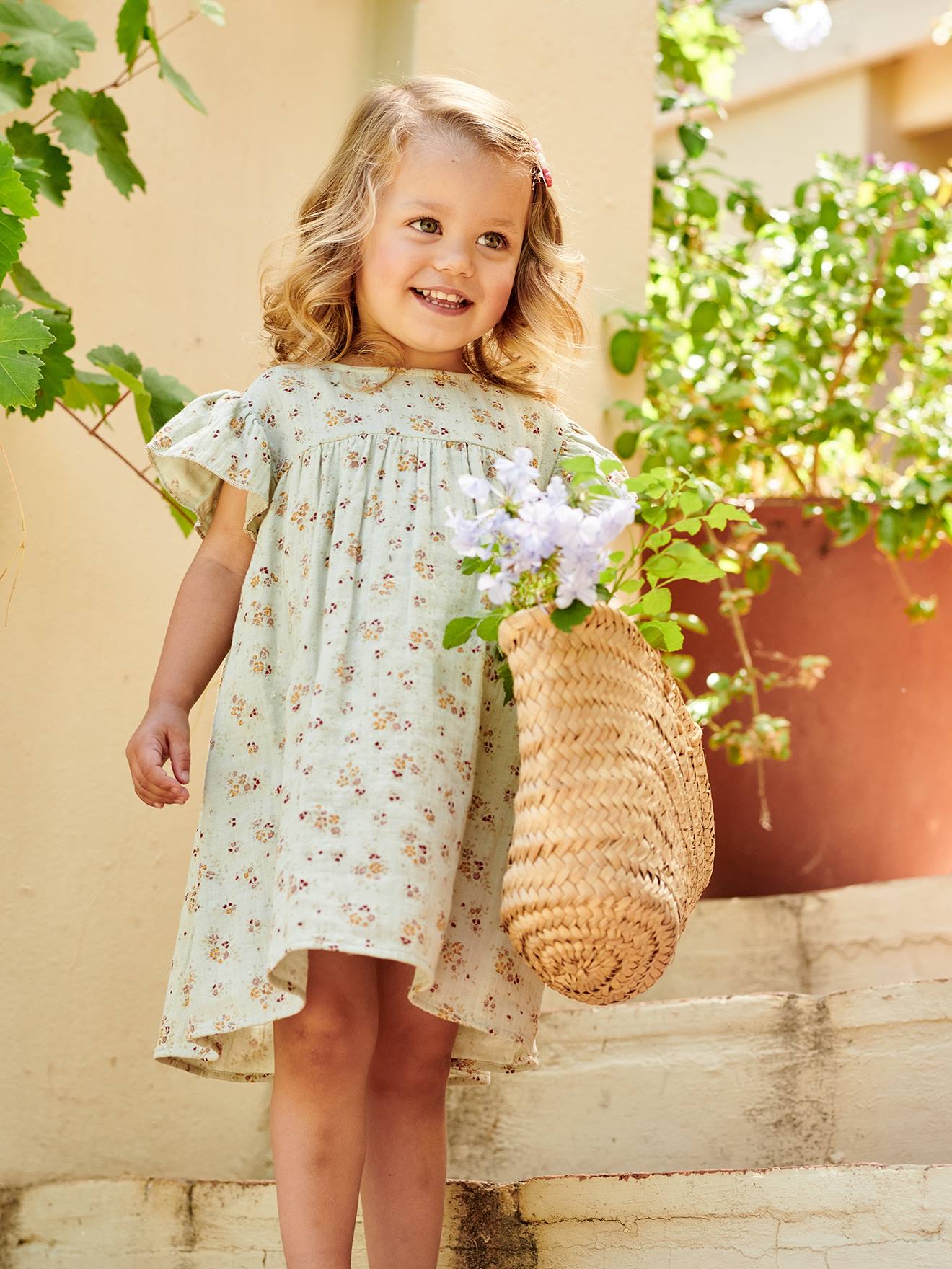 Vestido infantil de chiffon de algodão estampado com mangas borboleta, na cor verde-água.