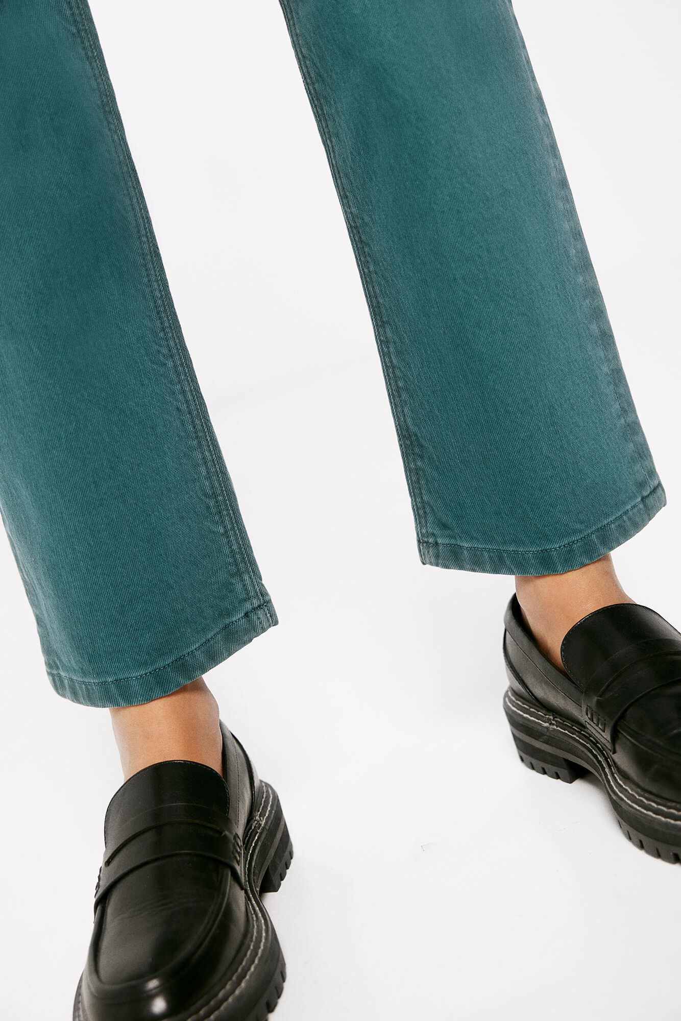 Calça jeans reta com lavagem sustentável