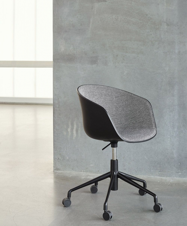 Hay About a Chair AAC52 gestoffeerde bureaustoel, onderstel zwart, kuip Black, Hallingdal 166
