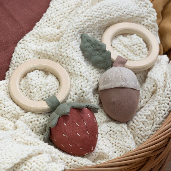 Sebra - Rassel aus Bio-Baumwolle, Blatt / Pilz / Blume, beige