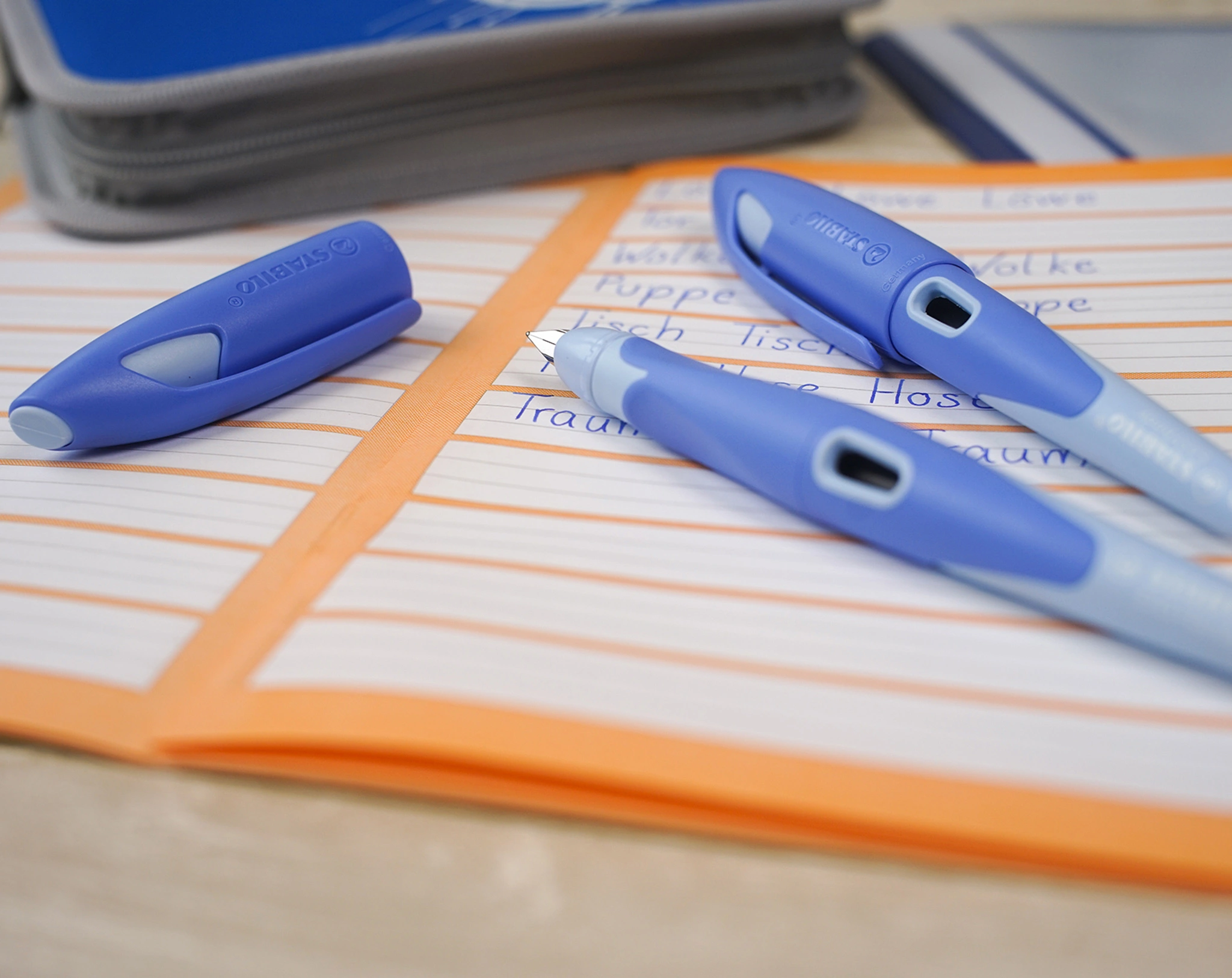 Schulfüller STABILO® EASYbirdy PASTEL Feder A für Rechtshänder in blau/hellblau