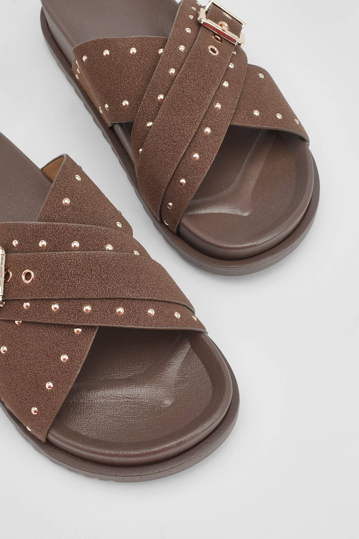 boohoo Mules À Semelle Anatomique Avec Brides Croisées En Synthétique Ornées De Clous