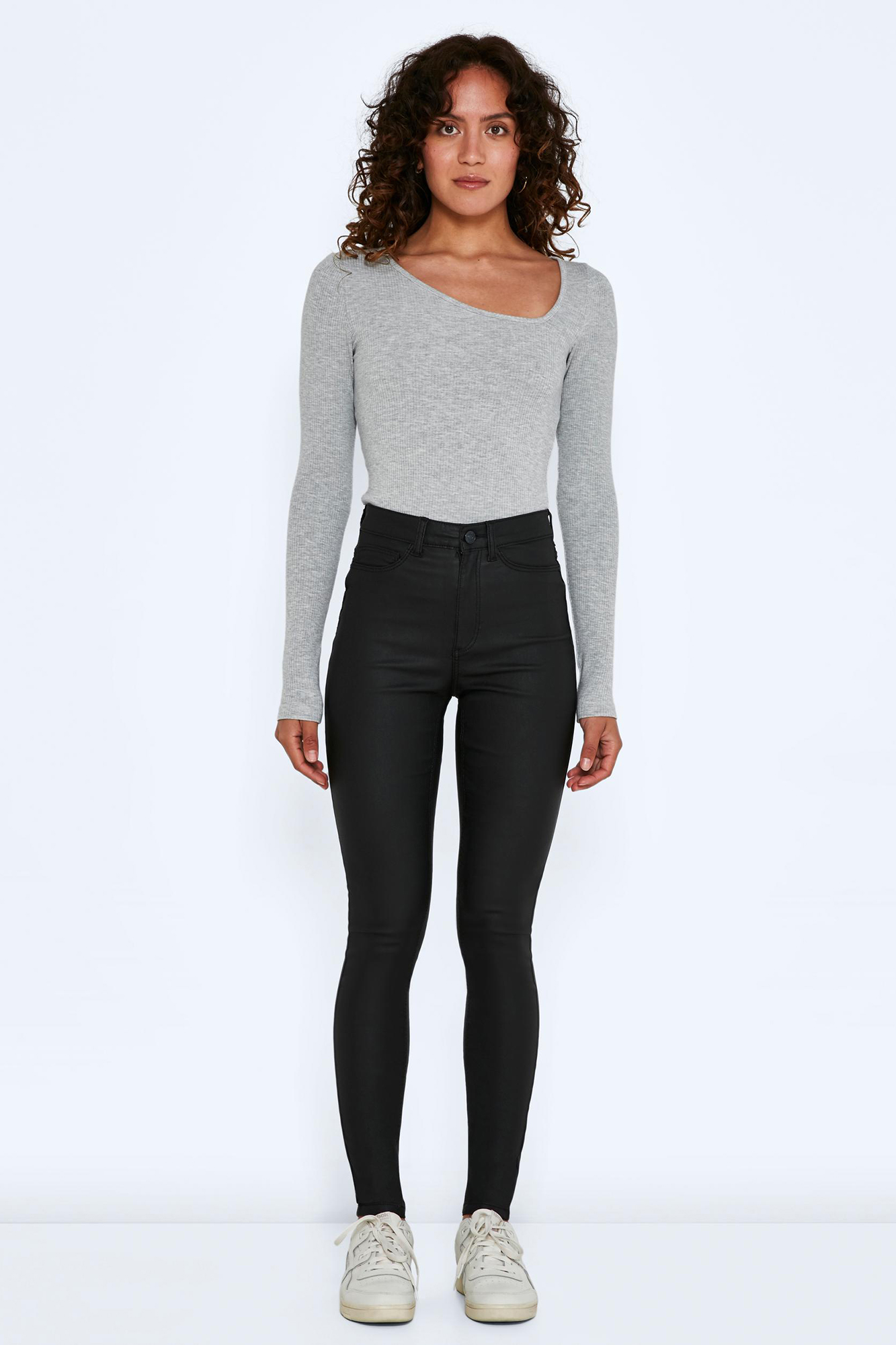 calça jeans slim de couro sintético