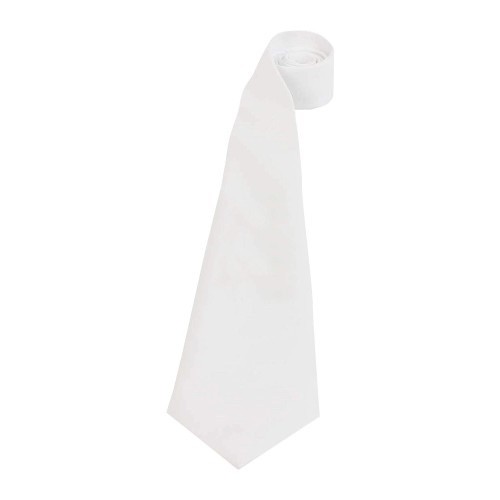 Traje formal branco para competições equestres.
