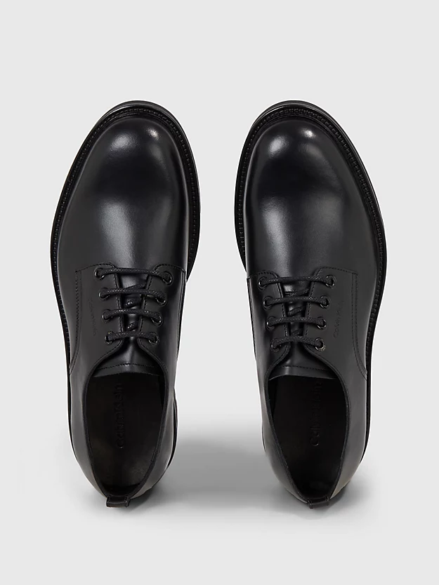 Sapatos de couro com cadarço