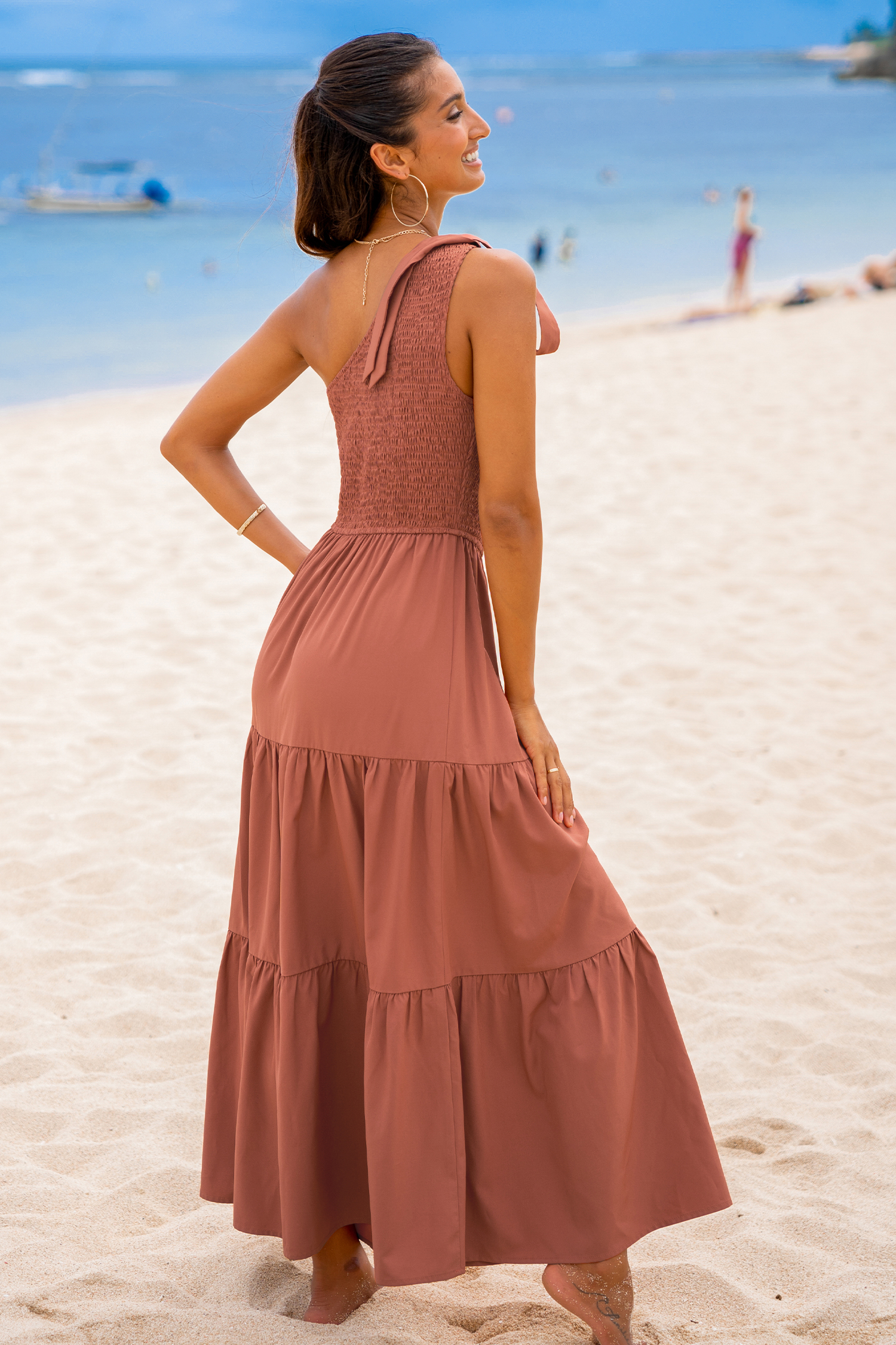 Robe maxi à une épaule et corsage à smocks brique