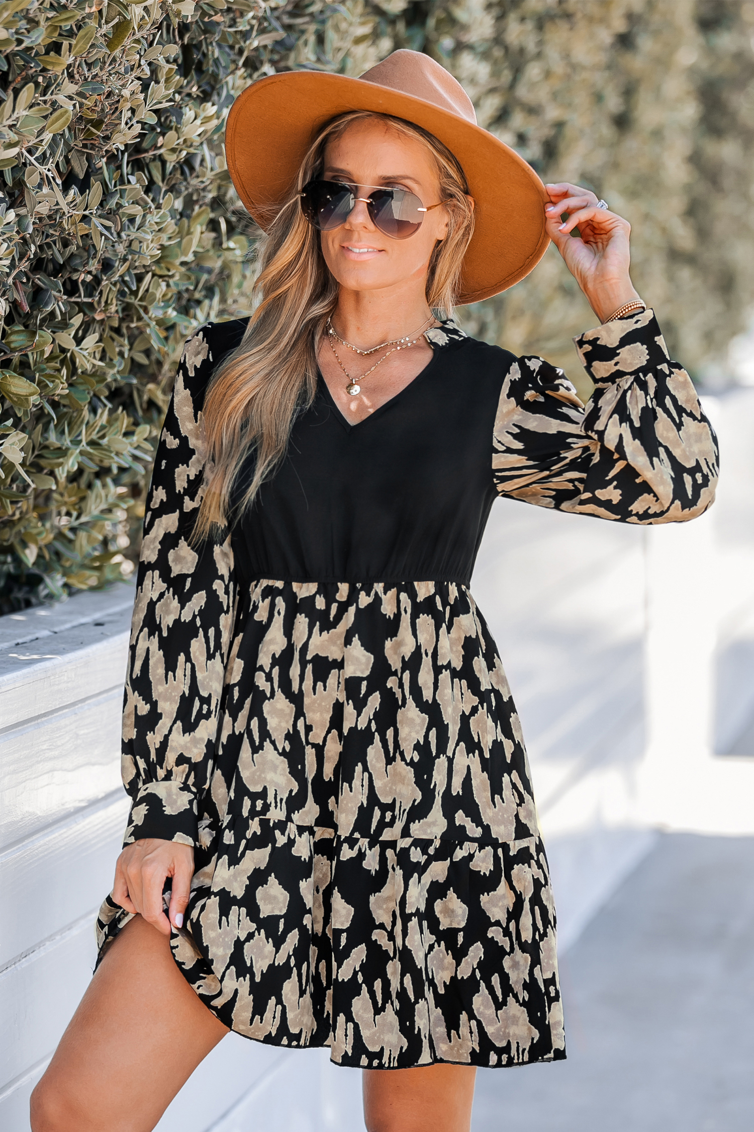Robe à col en V et à imprimé abstrait