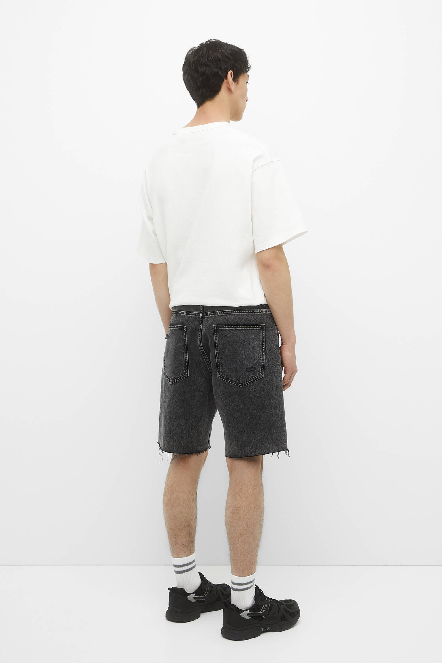 Bermuda jeans básica de corte relaxado com rasgos - NEG-DELAV
