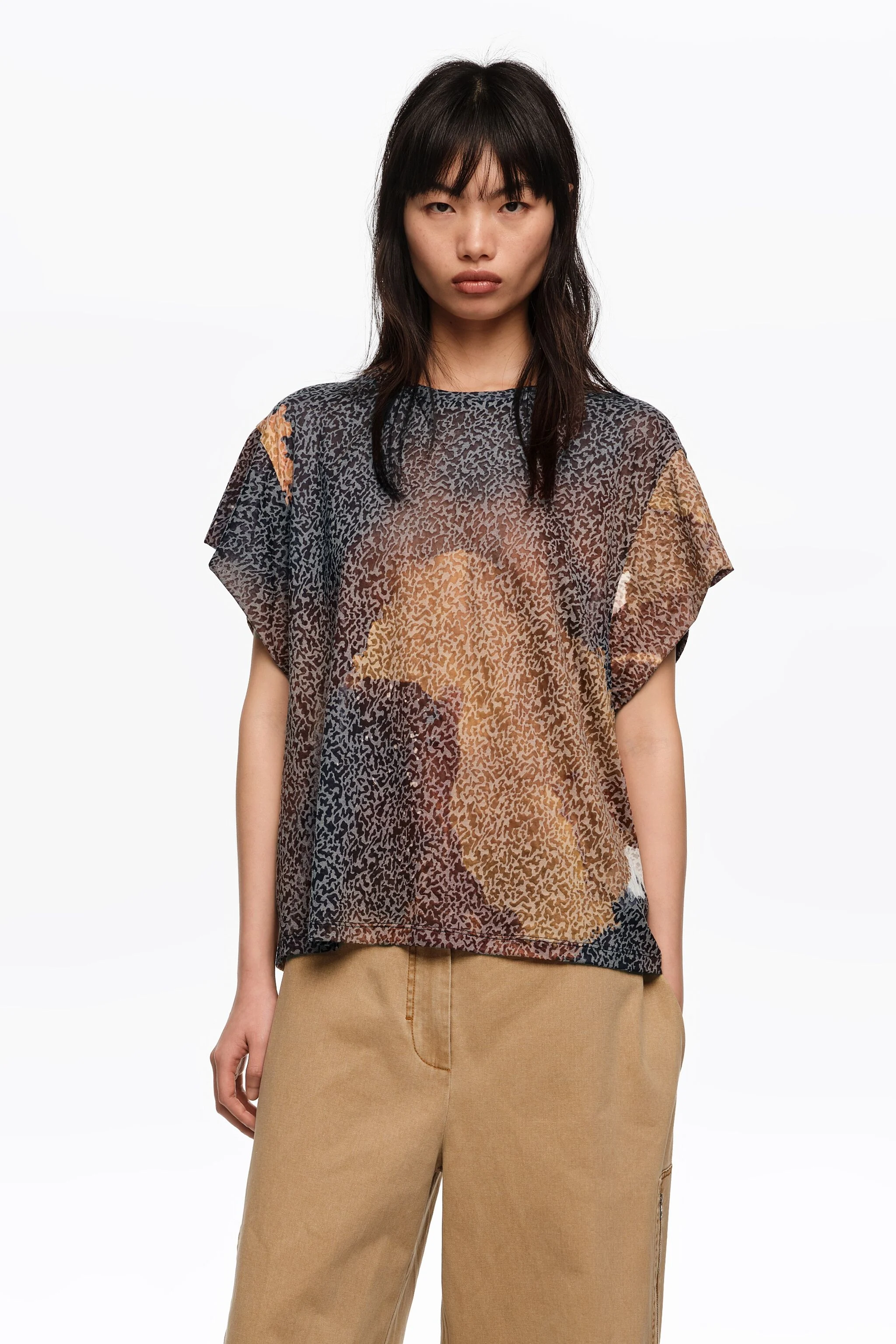 Camiseta preta com mangas em devoré