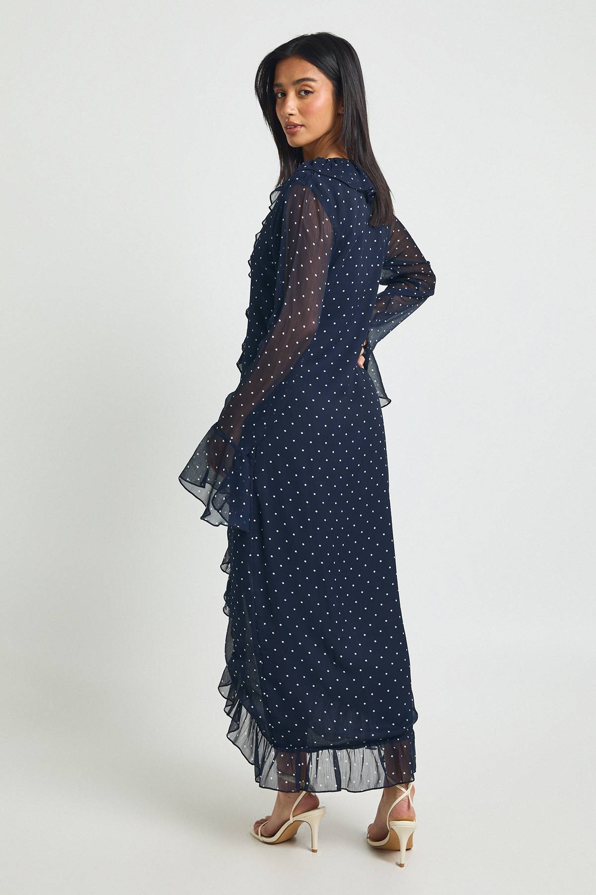 boohoo Robe Mi-Longue Petite en Mousseline à Pois avec Détails Volantés