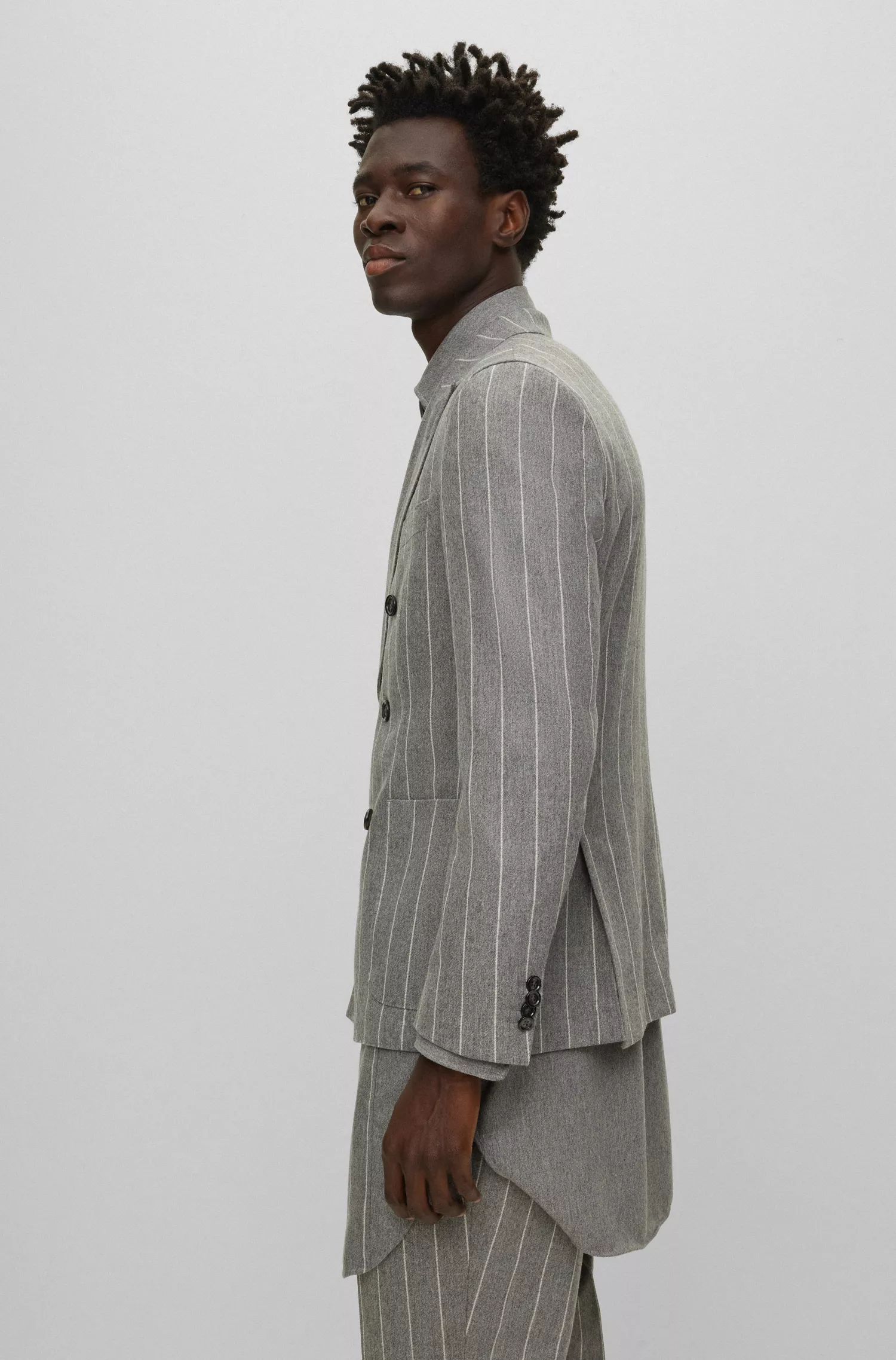 Terno BOSS preto de corte slim, em lã listrada e cashmere.