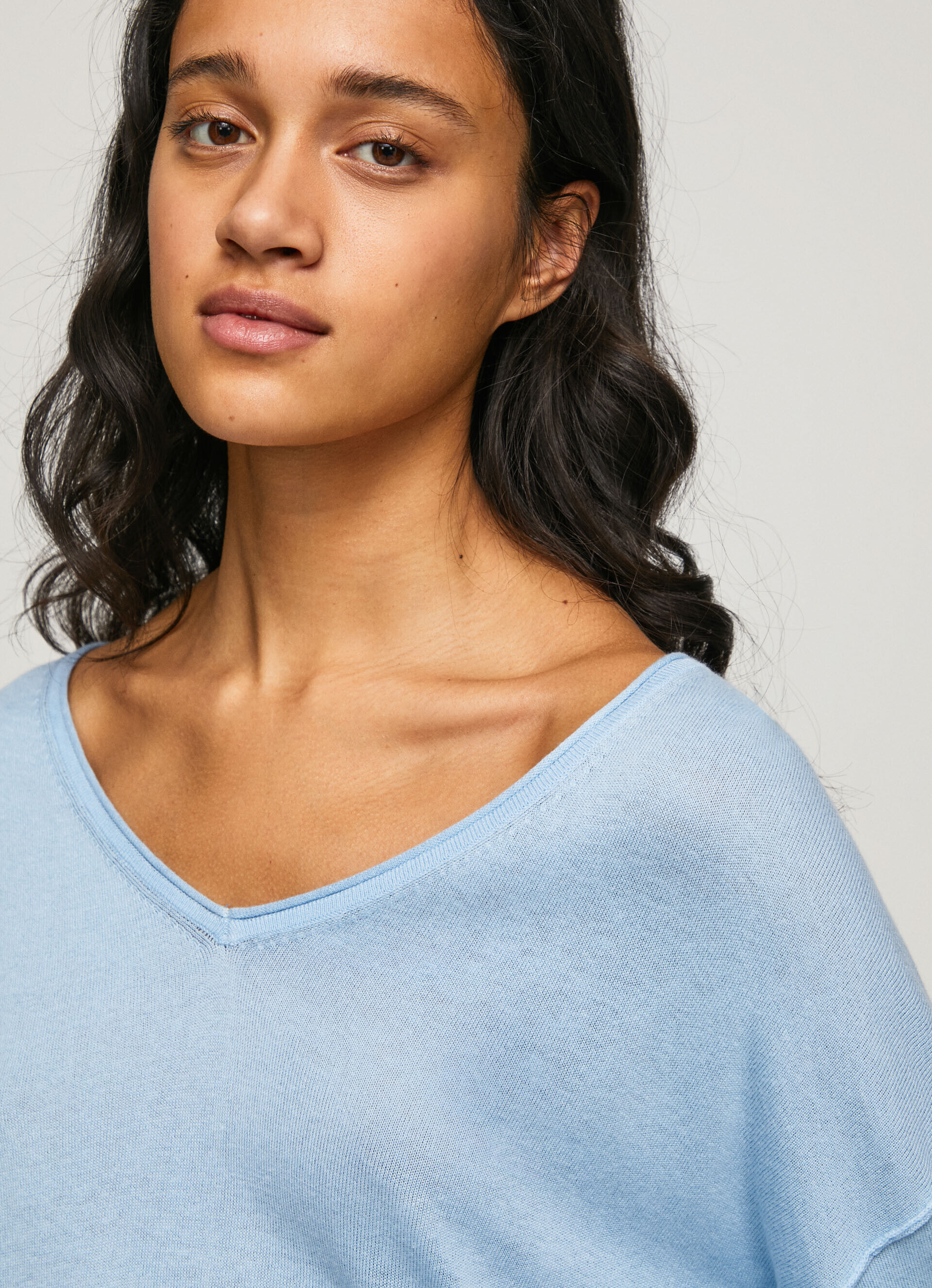 Camisa de malha com decote em V relaxado - azul-marinho