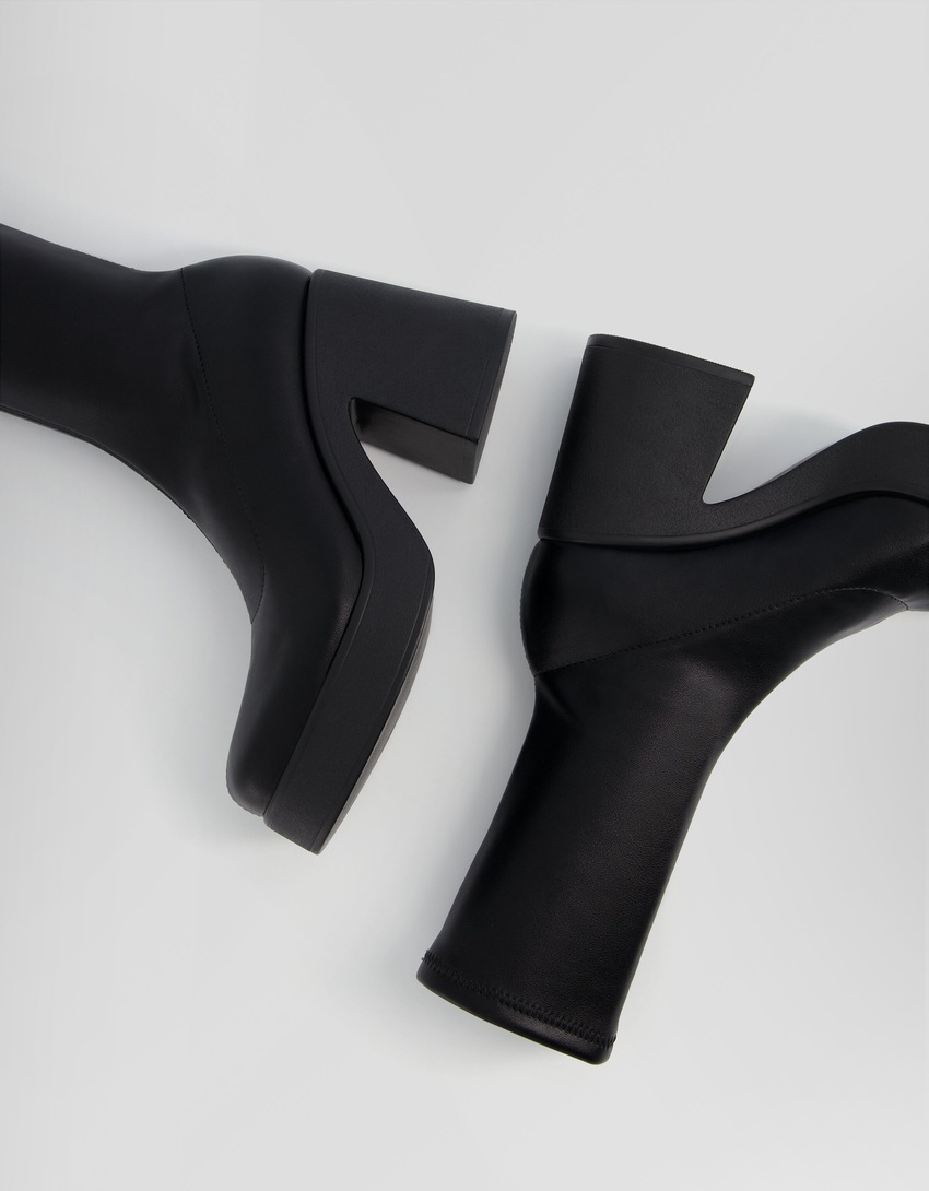 Botas de cano curto com plataforma e salto alto.