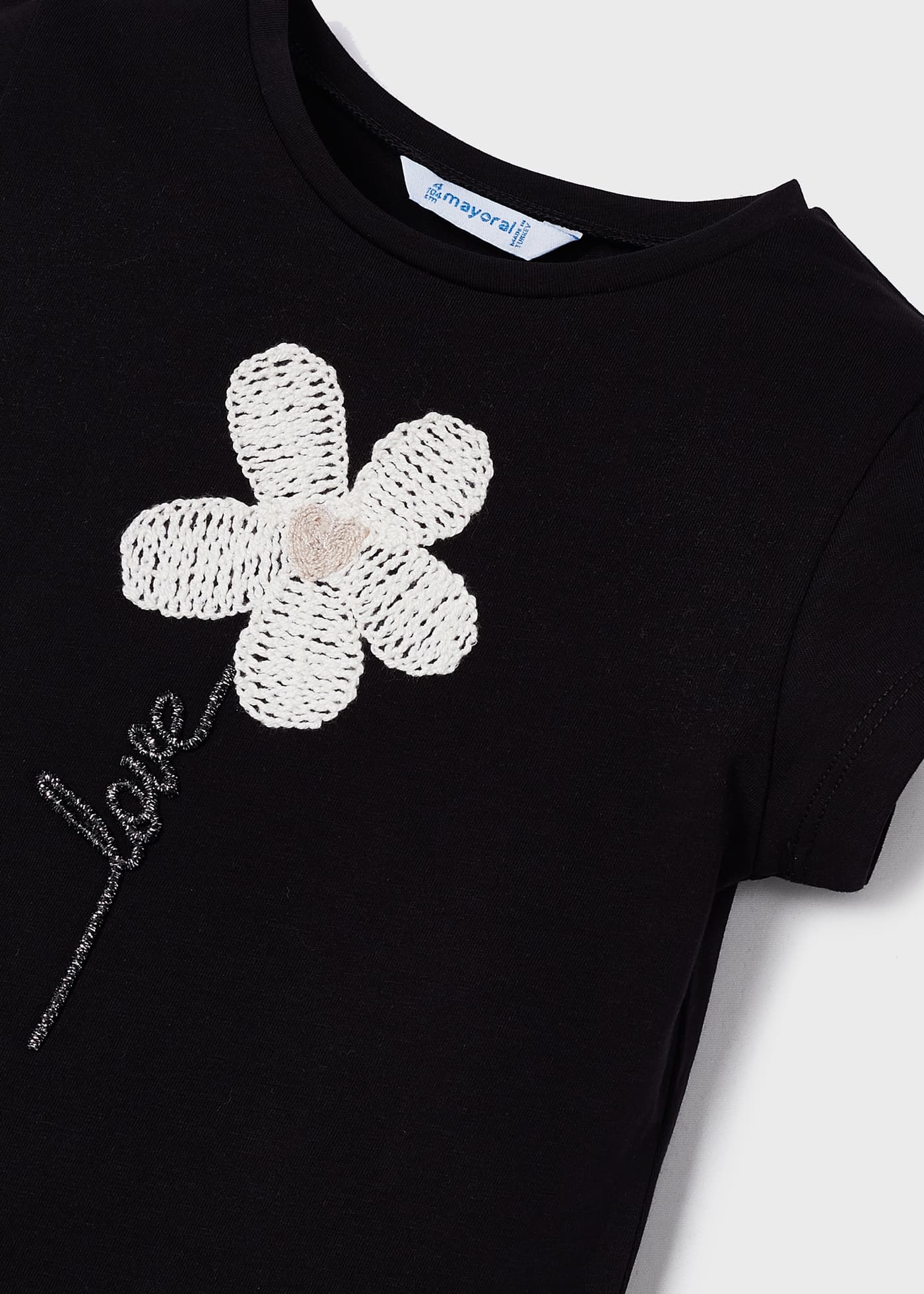 Camiseta feminina de algodão de manga curta com estampa bordada.